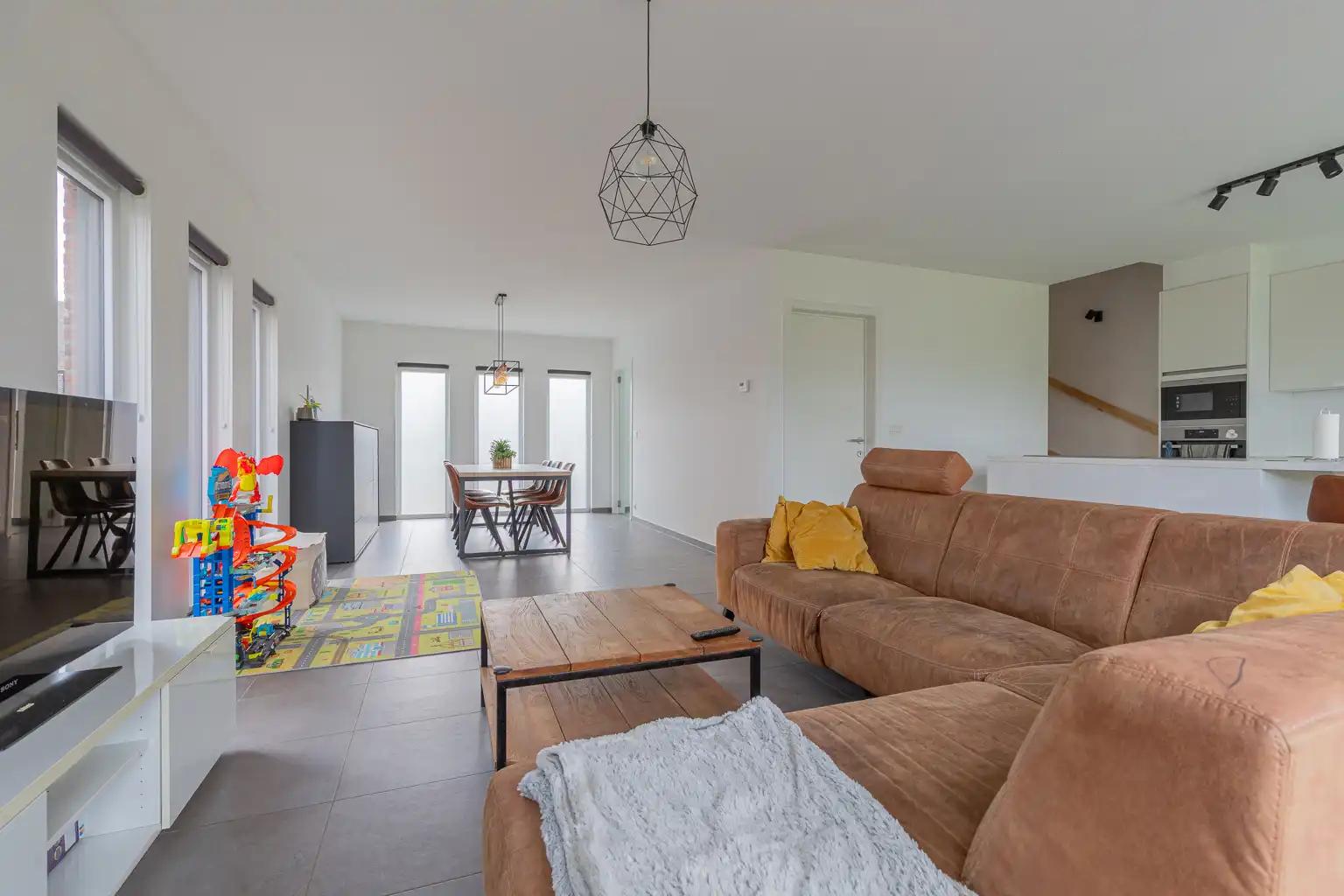 Recente driegevelwoning met zonnepanelen en vloerverwarming foto 4