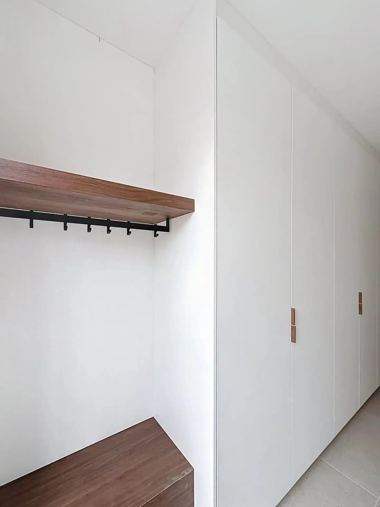 Luxueus en modern afgewerkt gelijkvloers appartement met tuin, 1 slaapkamer en 2 staanplaatsen. foto 8