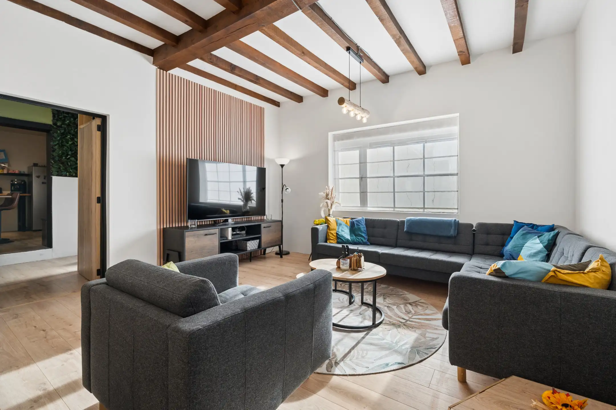 Instapklare, gerenoveerde gezinswoning met 3 slaapkamers foto 2