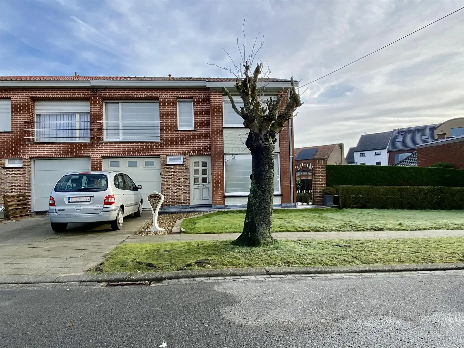 Halfopen woning in rustige buurt met 4 slaapkamers, tuin, garage. foto 2