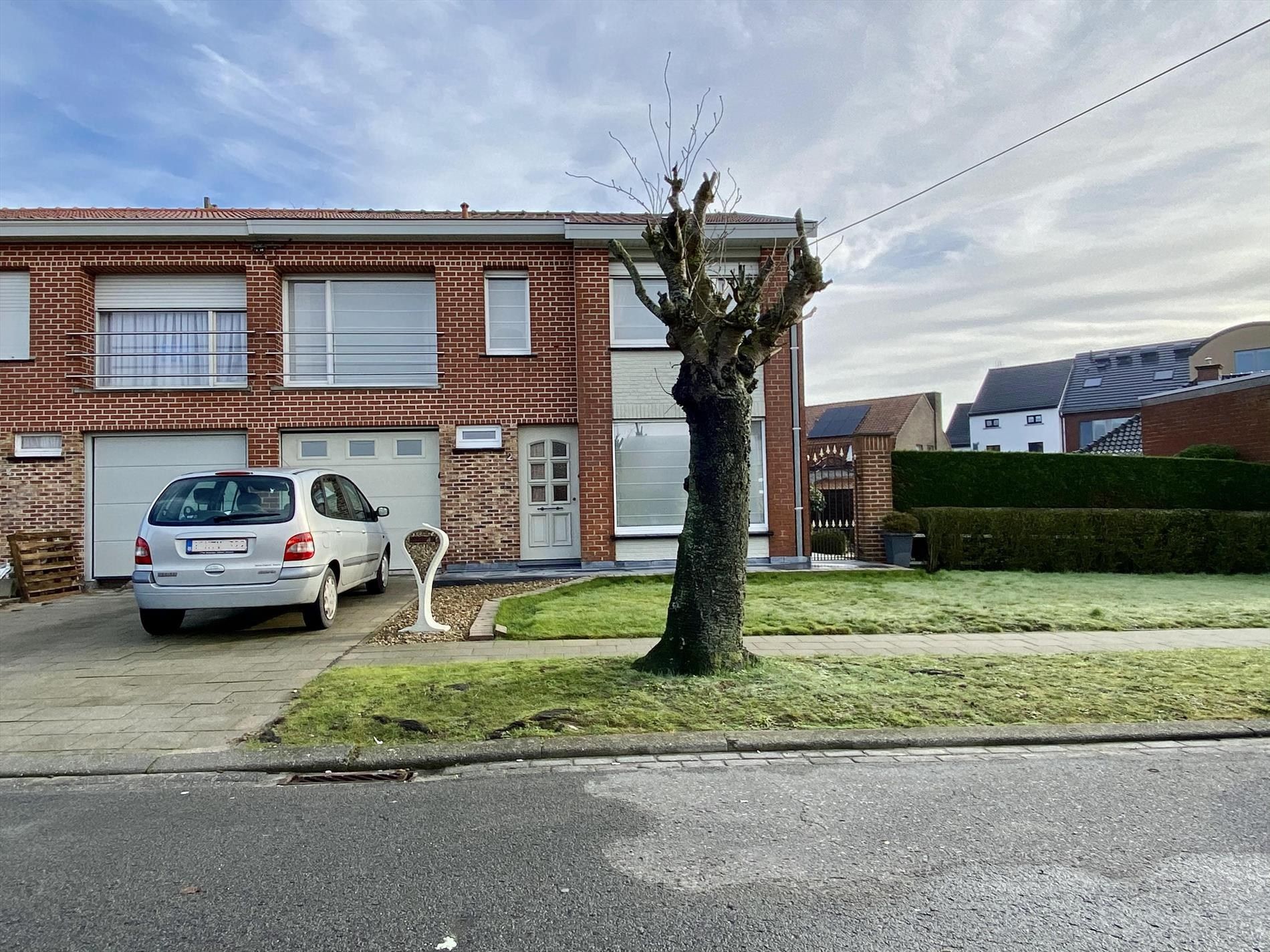 Halfopen woning in rustige buurt met 4 slaapkamers, tuin, garage. foto 2