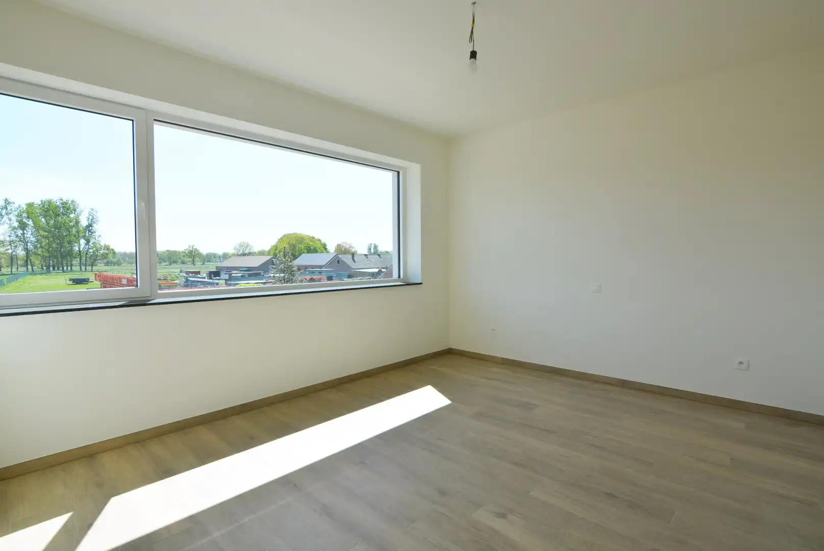 Moderne, energiezuinige, halfvrijstaande woning met carport op 3 a 80 ca. foto 14