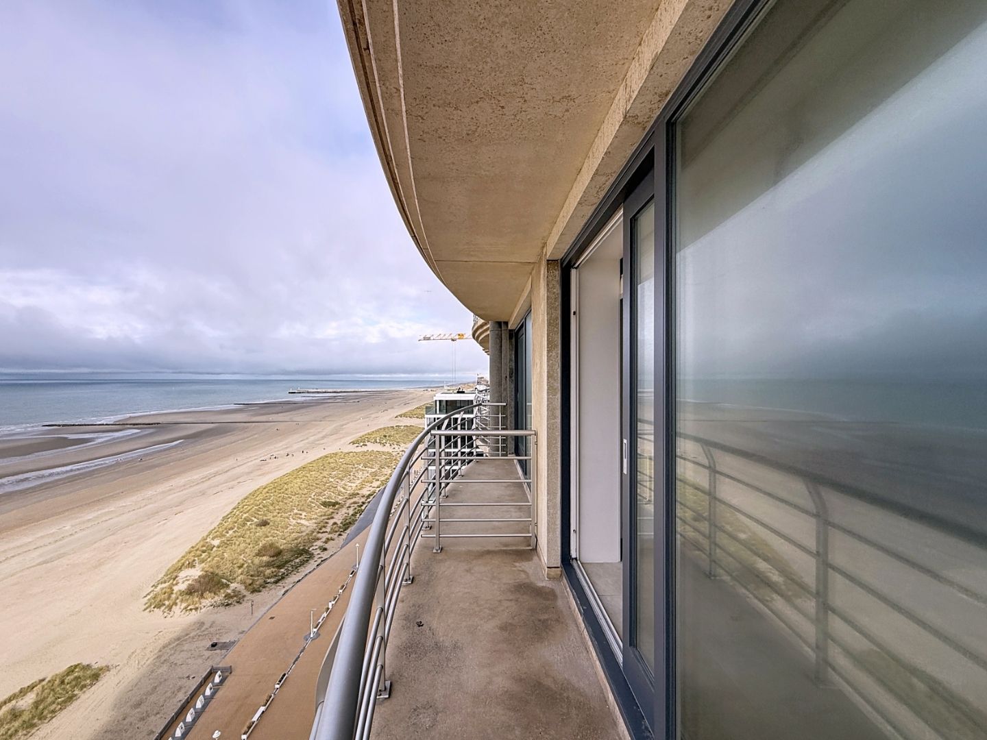 Lichtrijk appartement  op het 15de verdiep met frontaal zeezicht te Nieuwpoort. foto 10