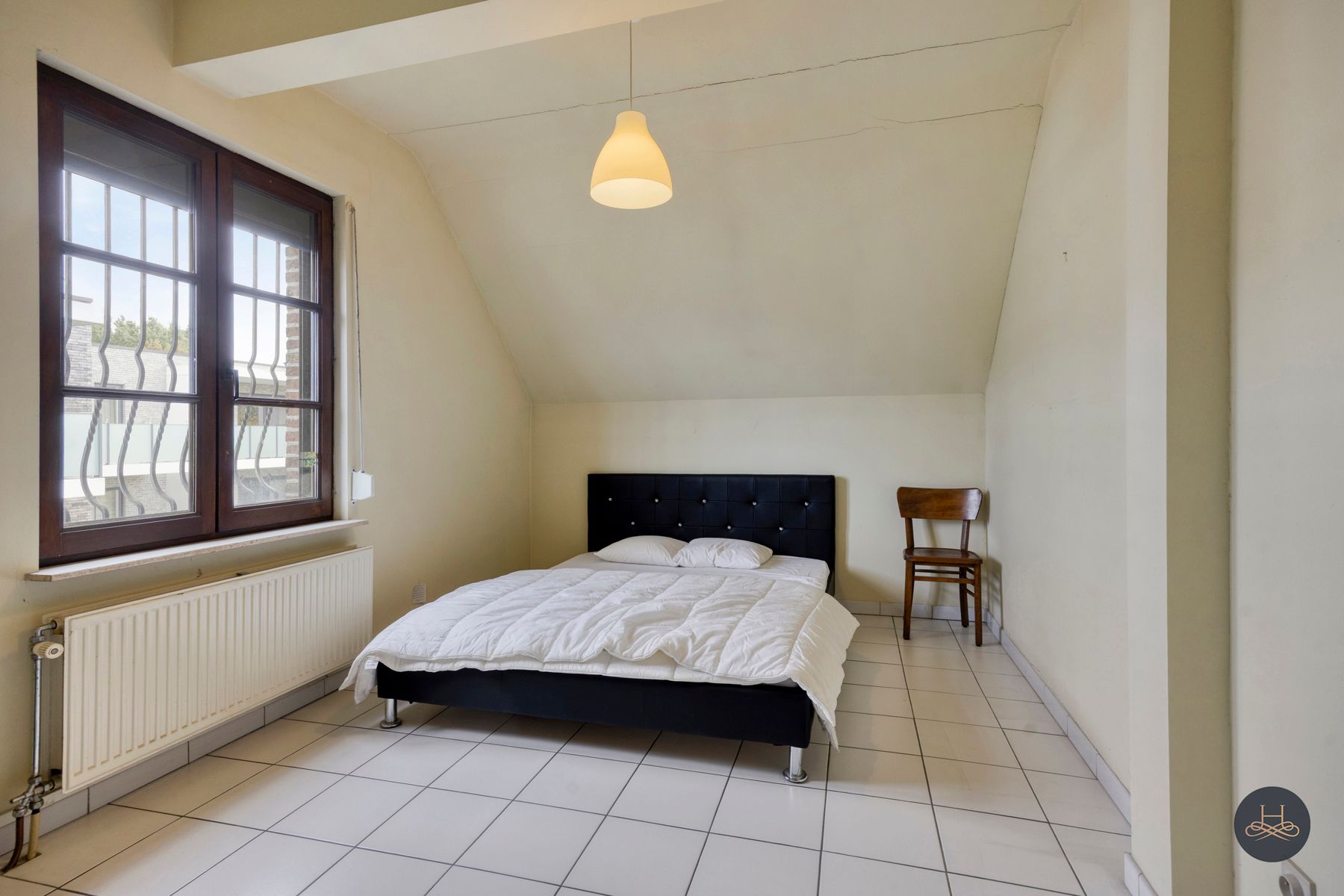 Ruime woning met handelsruimte en veel potentieel foto 12