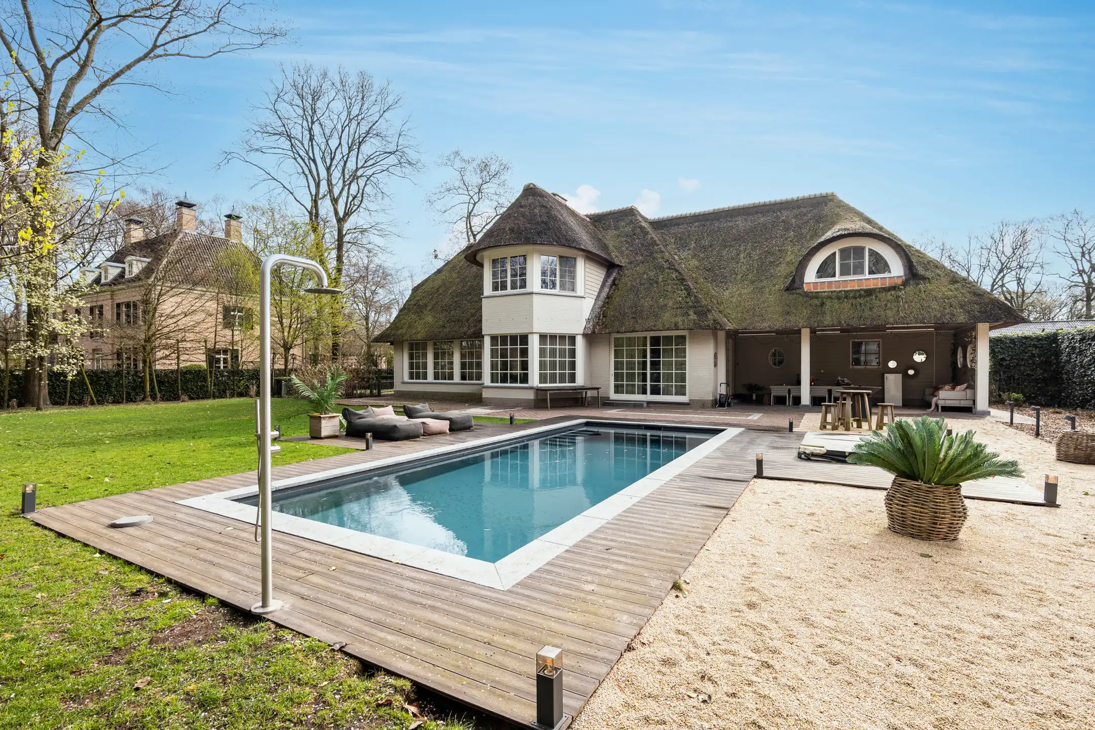 Rietgedekte villa op 2.000 m² met zwembad foto 28