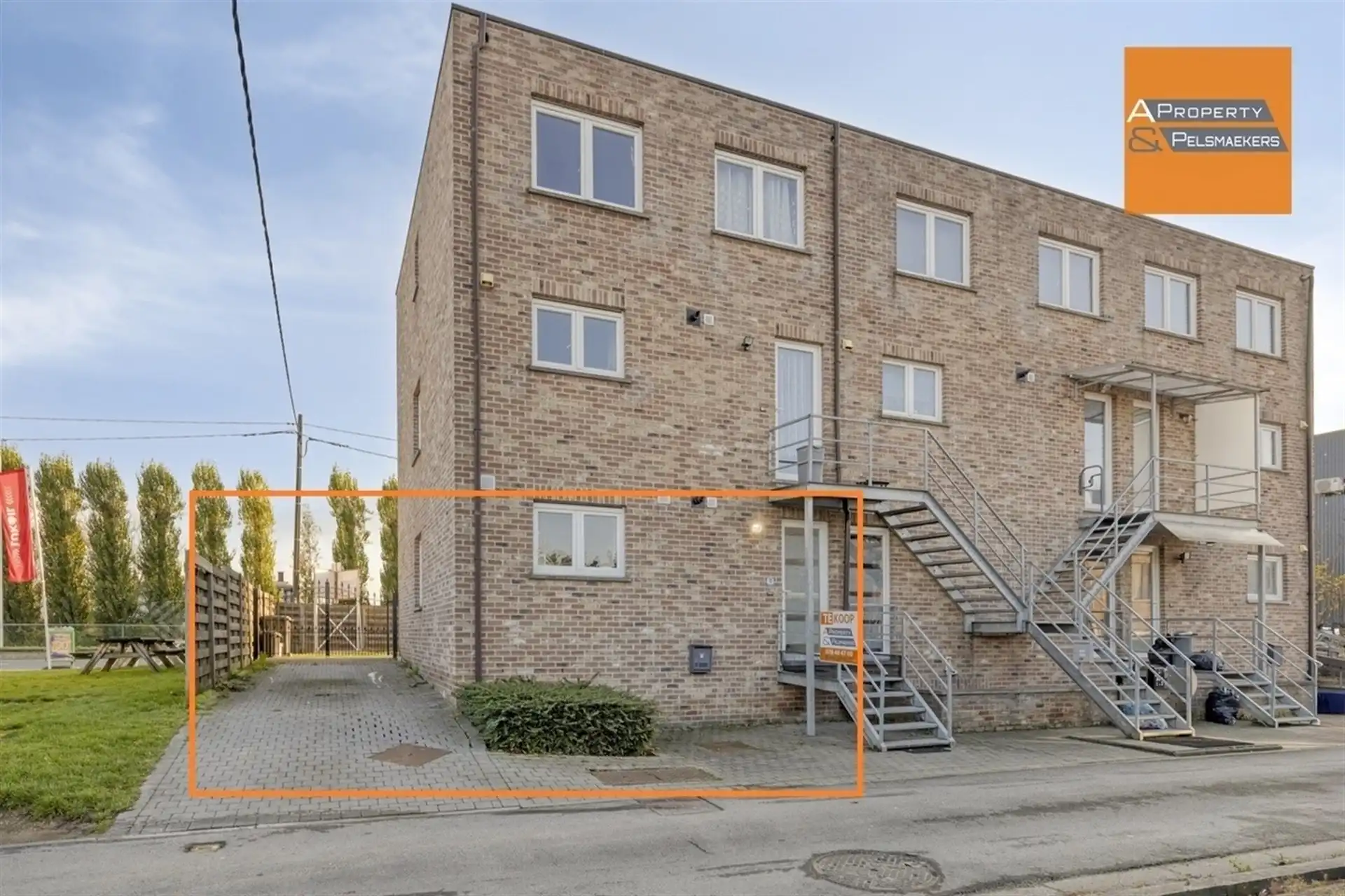 BOD AANVAARD Gelijkvloers appartement met 2 slaapkamers 2 staanplaatsen en tuin foto 18