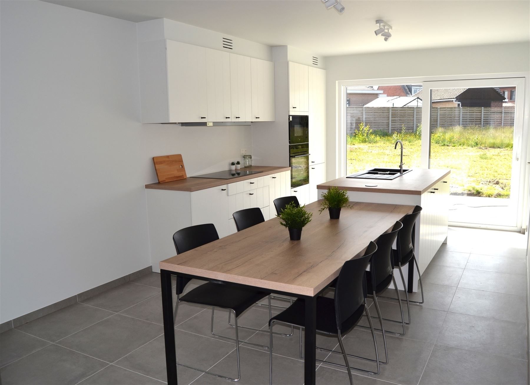 Ruime halfopen nieuwbouwwoning met grote tuin foto 3