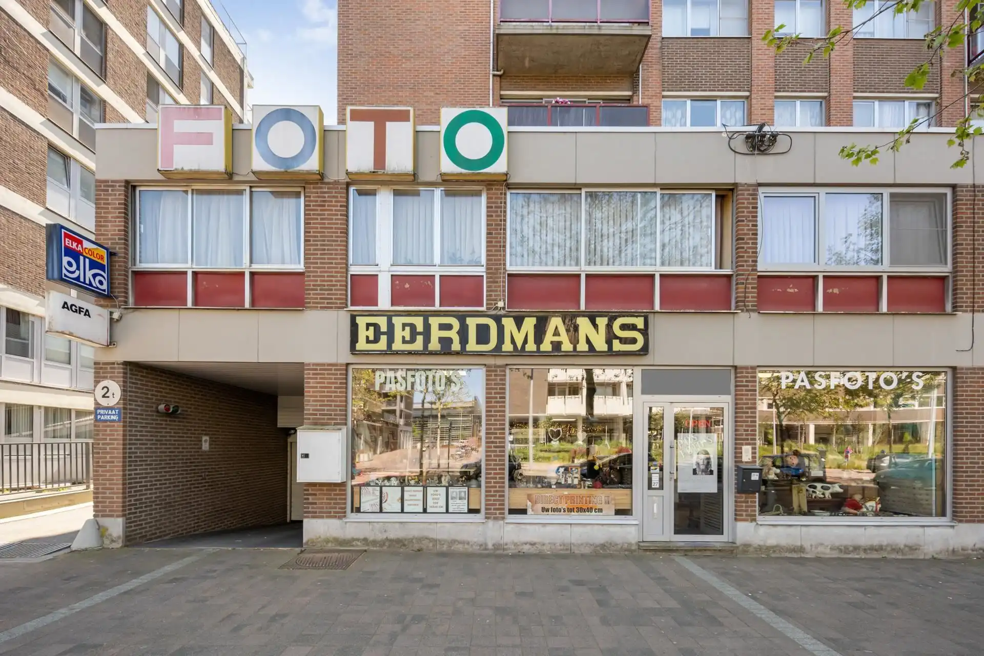 Gelijkvloers handelspand met bovenliggend appartement. foto {{pictureIndex}}