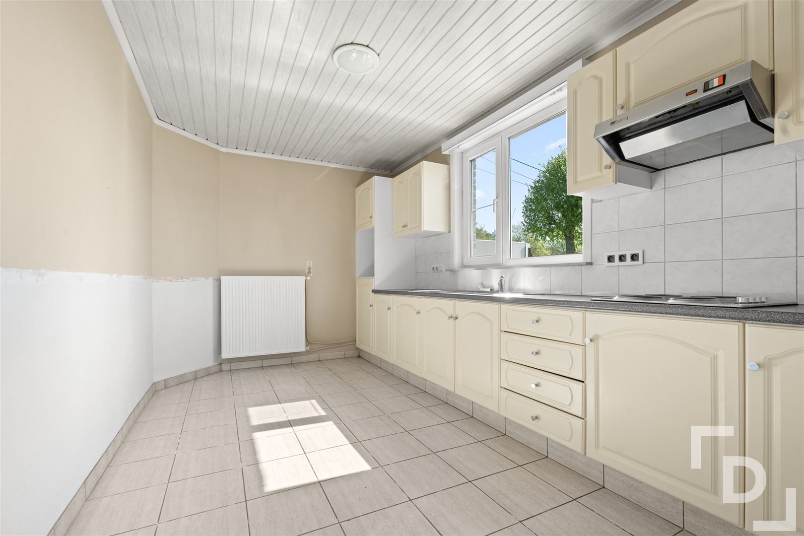 Vrijstaande woning op ruim perceel te koop te Vlamertinge. foto 8