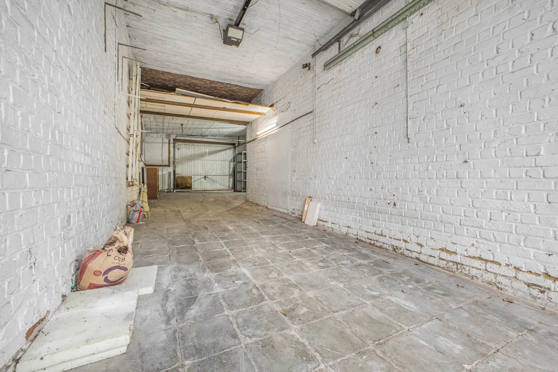 Goed gelegen appartement met koer en garage foto 15