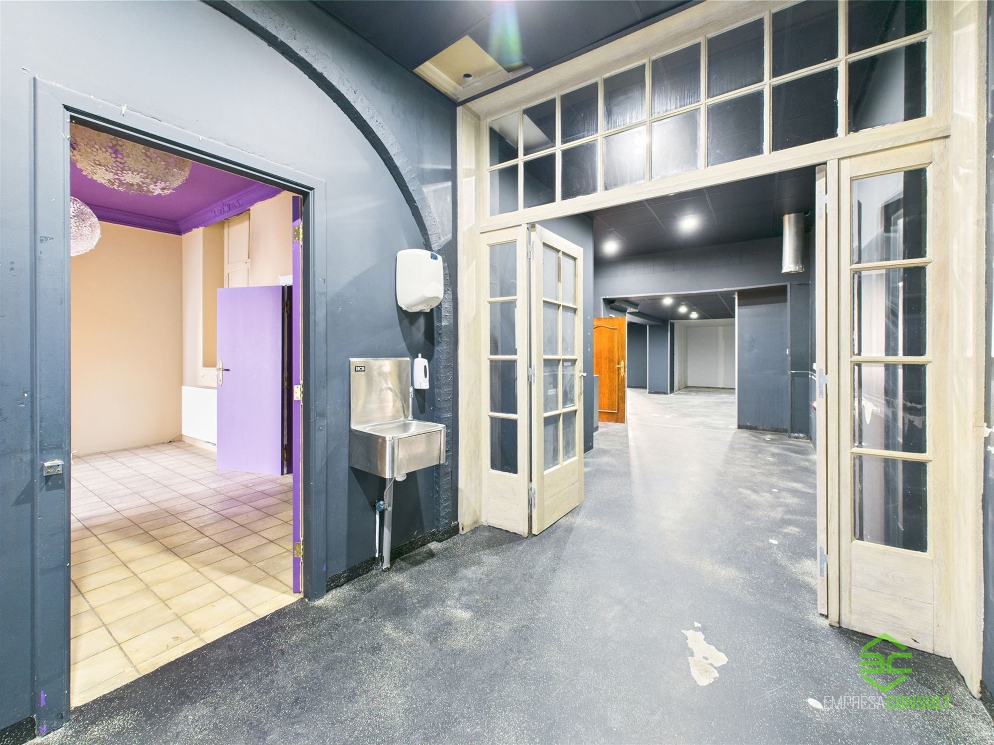 Karaktervol pand met handelsruimte + woonst en parking  in het centrum! foto 7
