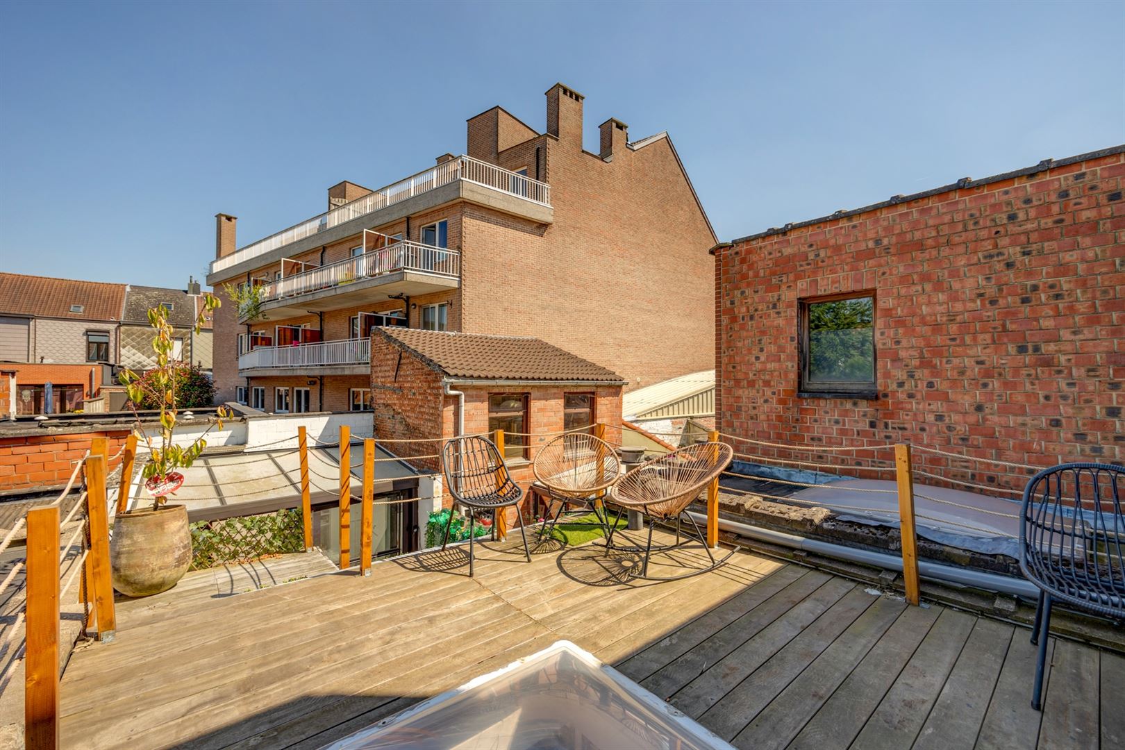 Gerenoveerde woning met 2 slpk, 2 badkamers en stadskoer foto 10