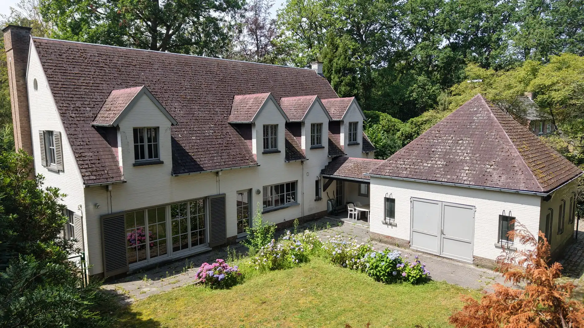 Villa met praktijkruimte en dubbele garage op riant perceel van 2.010 m² te Schoten foto 4