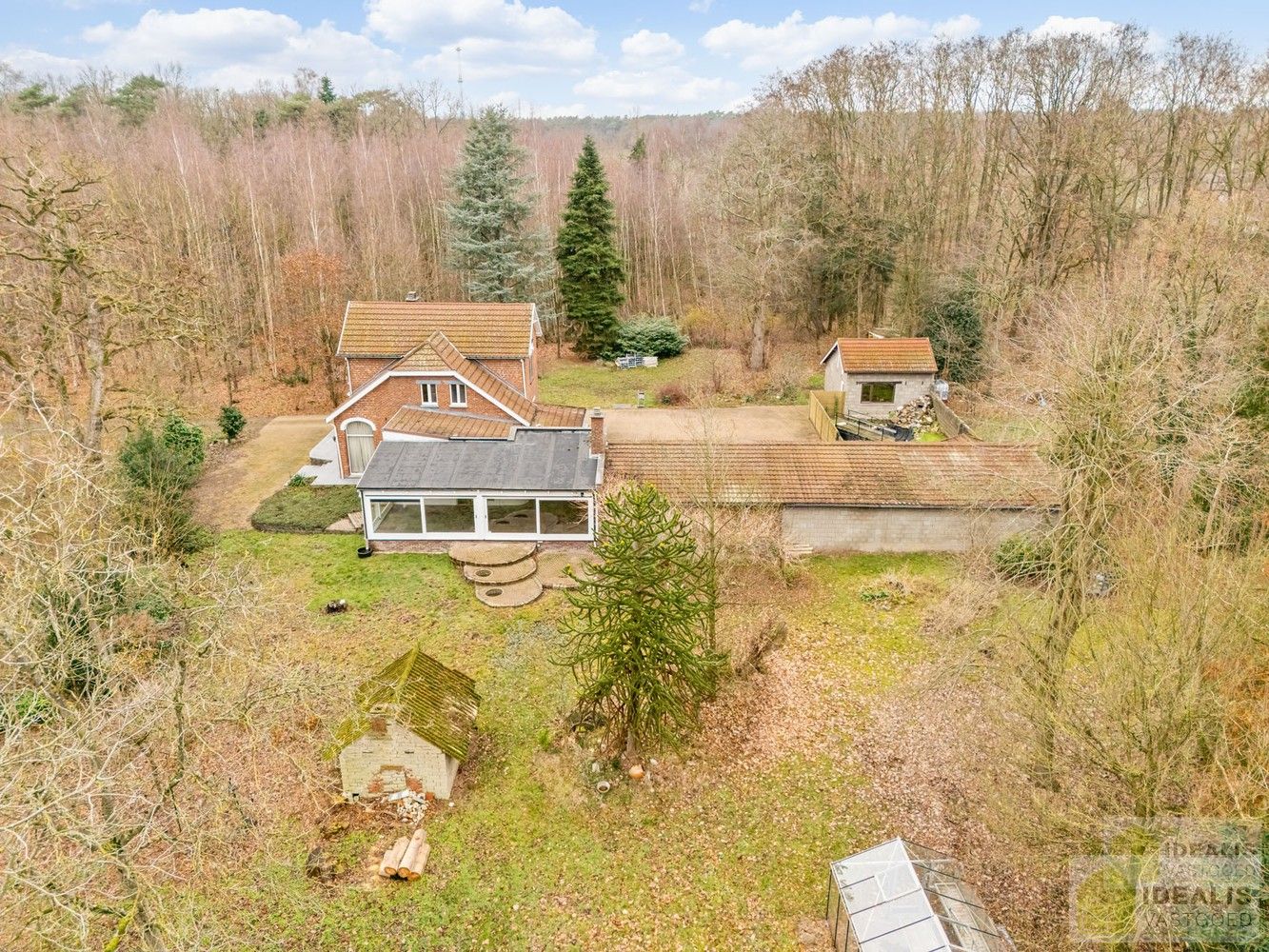 IDEALIS VASTGOED – Ruime te renoveren villa op riant perceel! De villa omvat 198m² netto bewoonbare oppervlakte met een ruime woonkamer en aansluitend uitgeruste keuken, badkamer, 2 grote en 1 kleine slaapkamer, kelder, veranda en 2 garages met sectionale poort van ca. 100m². De villa is gelegen op een prachtig perceel met een oppervlakte van ca. 1,1 hectare (11.000m²)! omgeven door bosgebied! Zeer geschikt voor kandidaten op zoek naar een unieke locatie zeer centraal gelegen, doch volledig omgeven door groen. foto 7