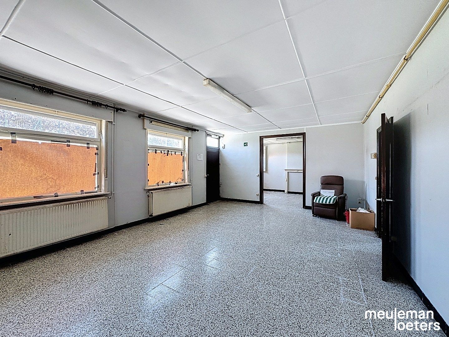 Te renoveren halfopen woning met garage foto 6