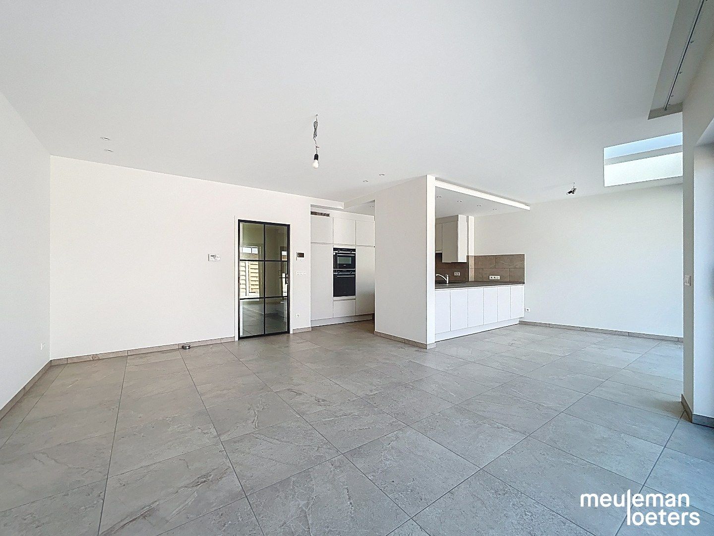 Lichtrijk nieuwbouwappartement met garage foto 4