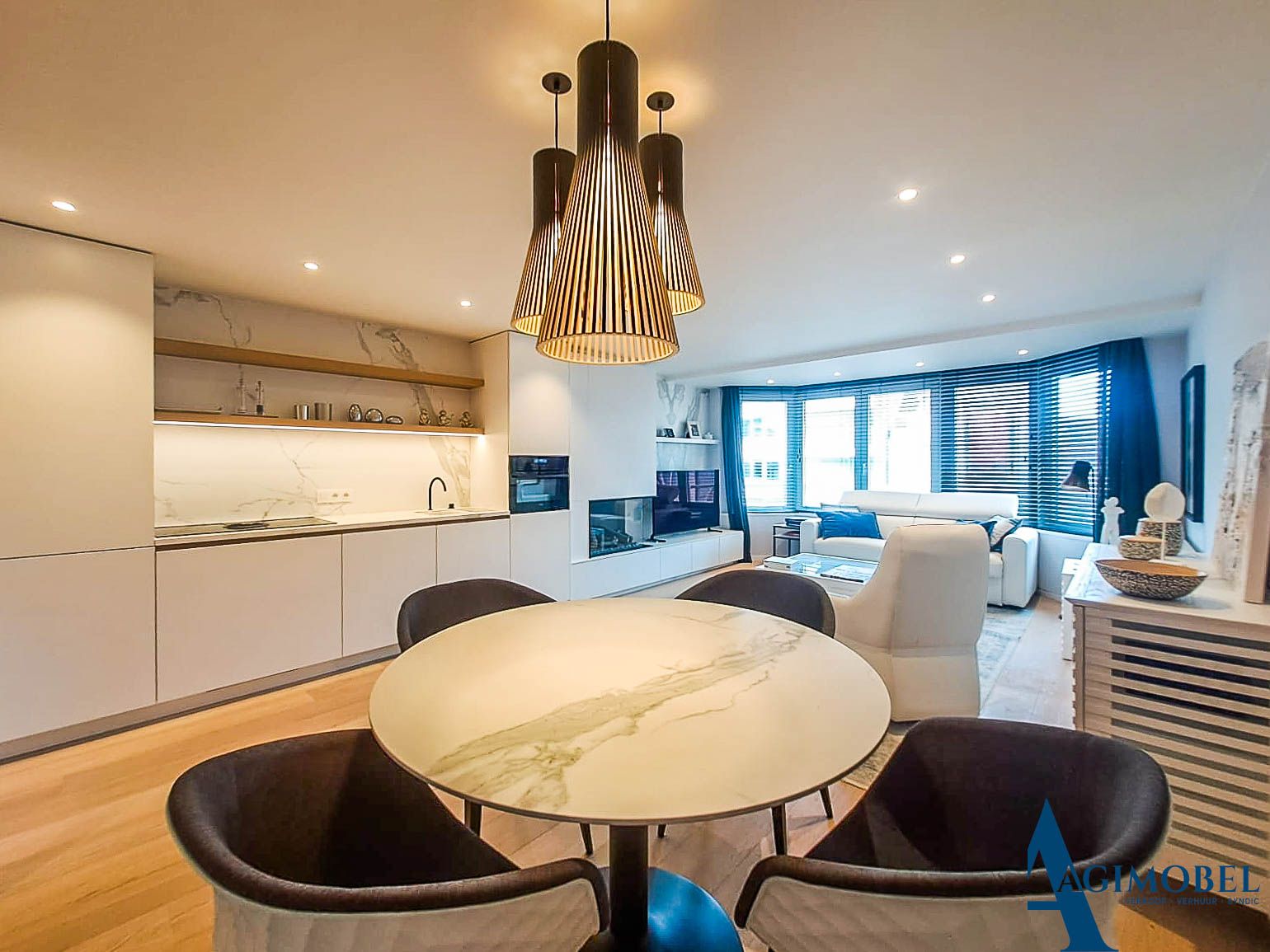 Hedendaags appartement voorzien van alle luxe gelegen in het kloppend commerciële hart van Knokke foto {{pictureIndex}}