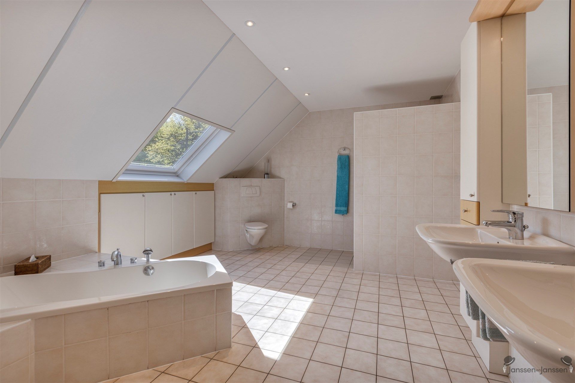 Woning met grote werkplaats  foto 16
