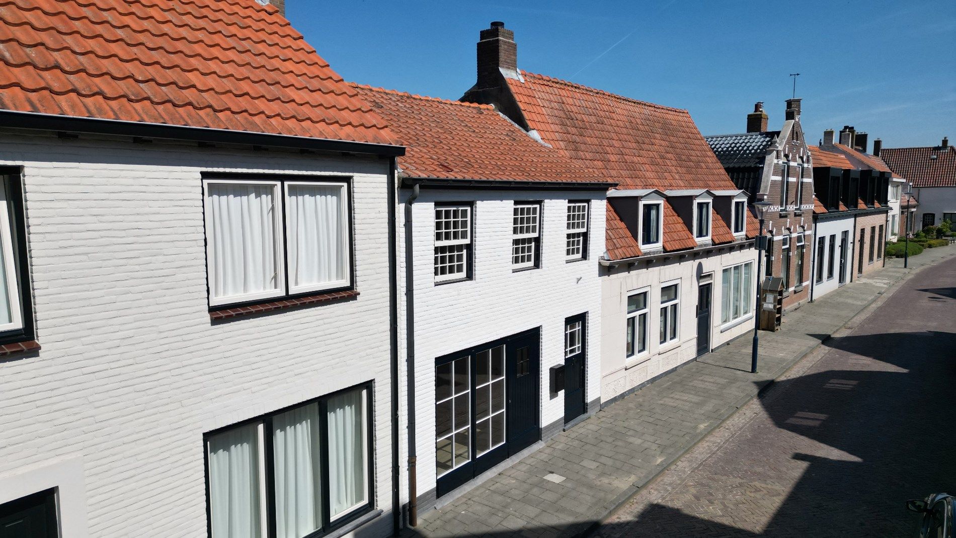 Sfeervolle en luxe tussenwoning in Zuidzande met vrij zicht over de velden foto {{pictureIndex}}