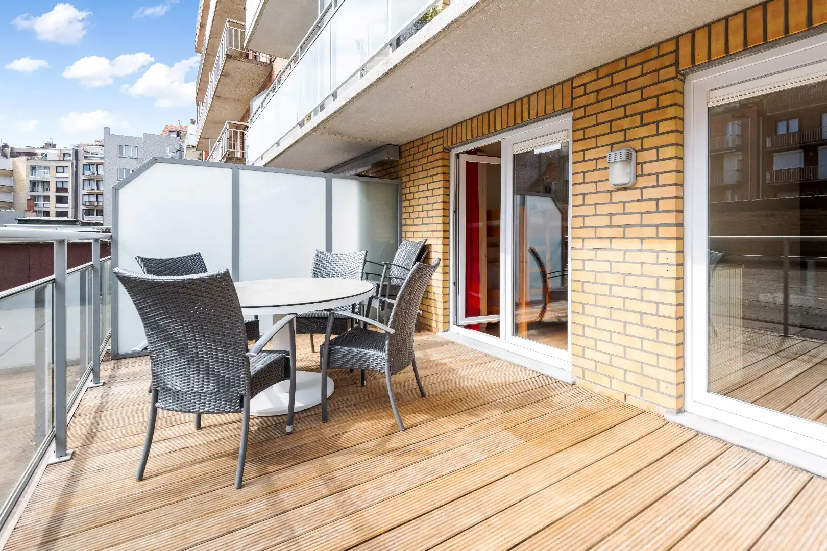 Aangenaam appartement gelegen op de Van Bunnenlaan vlakbij het strand. Ruime, inpandige parking te koop foto 12