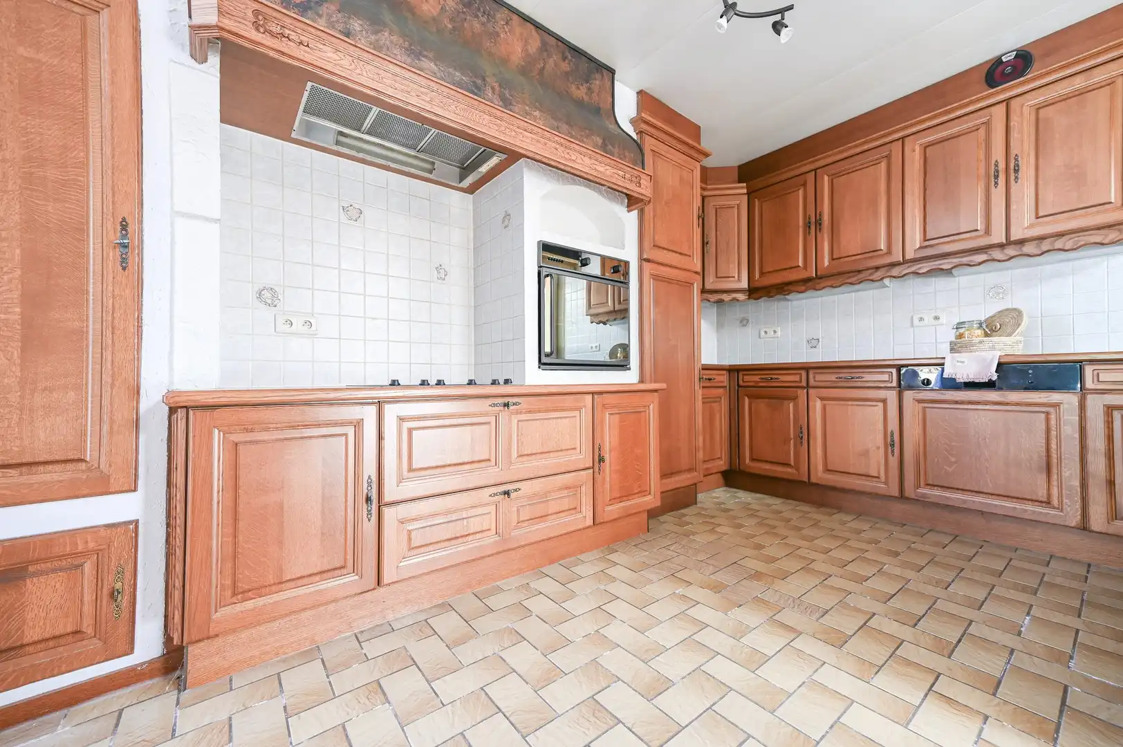 Ruime woning met 3 slaapkamers, vernieuwd dak en vergund schoonheidssalon. foto 10