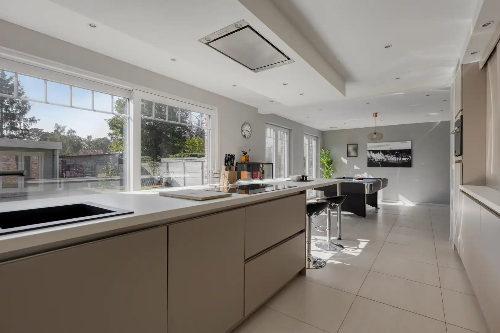 Vrijstaande woning van 2015 met 3 slaapkamers, volledige kelder en zuidgerichte tuin in Schilde. foto 3