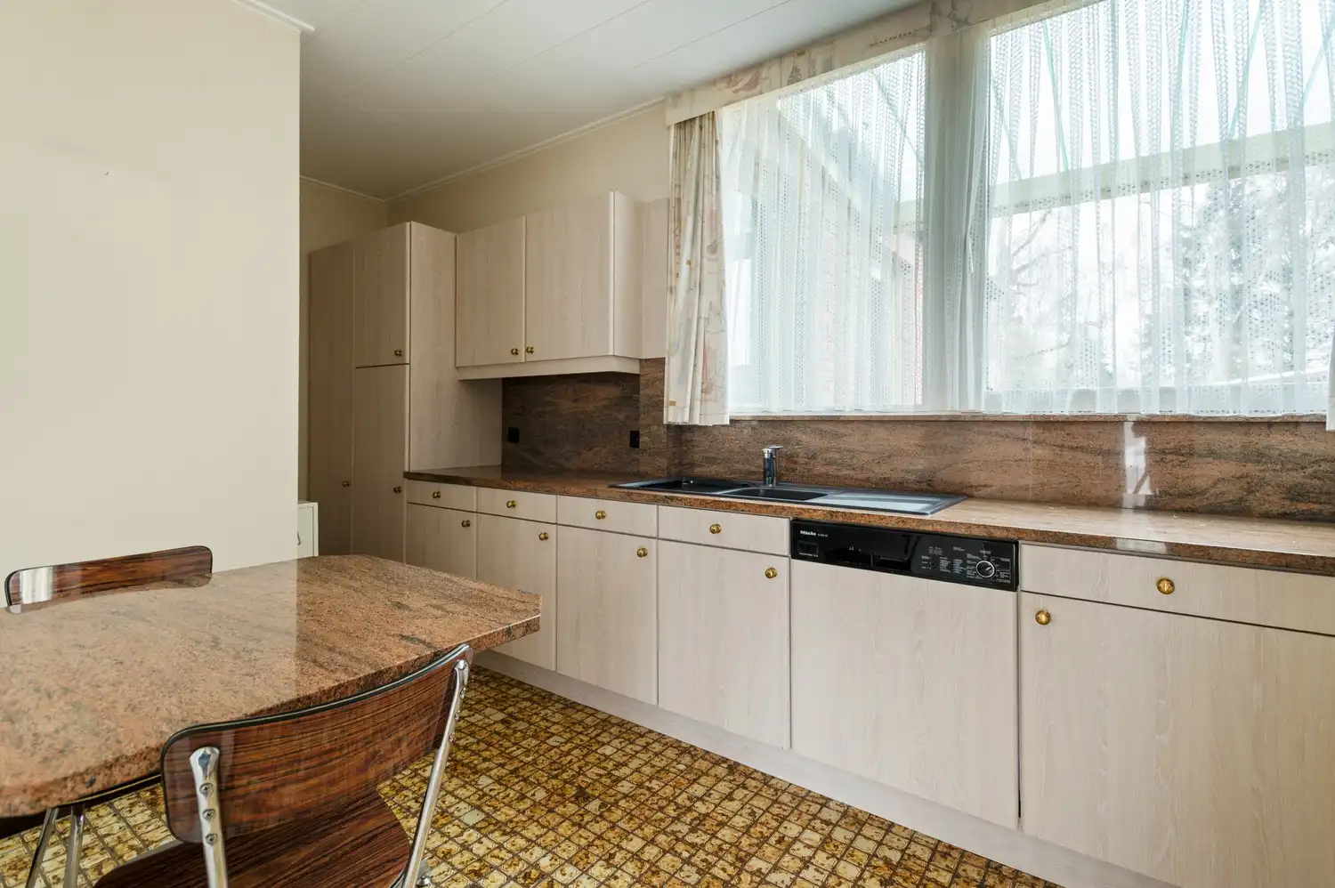 Vrijstaande laagbouw met 2 garages in rustige wijk te Zoersel! foto 8