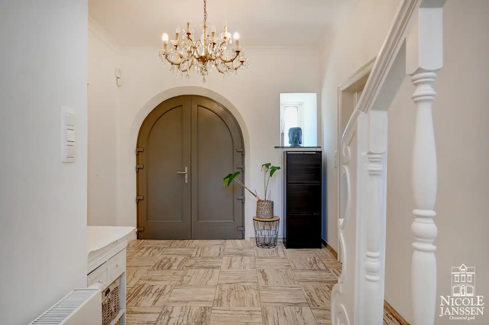 Ruim ingedeeld karakteristiek pand met garage en diepe tuin op een royaal perceel foto 3