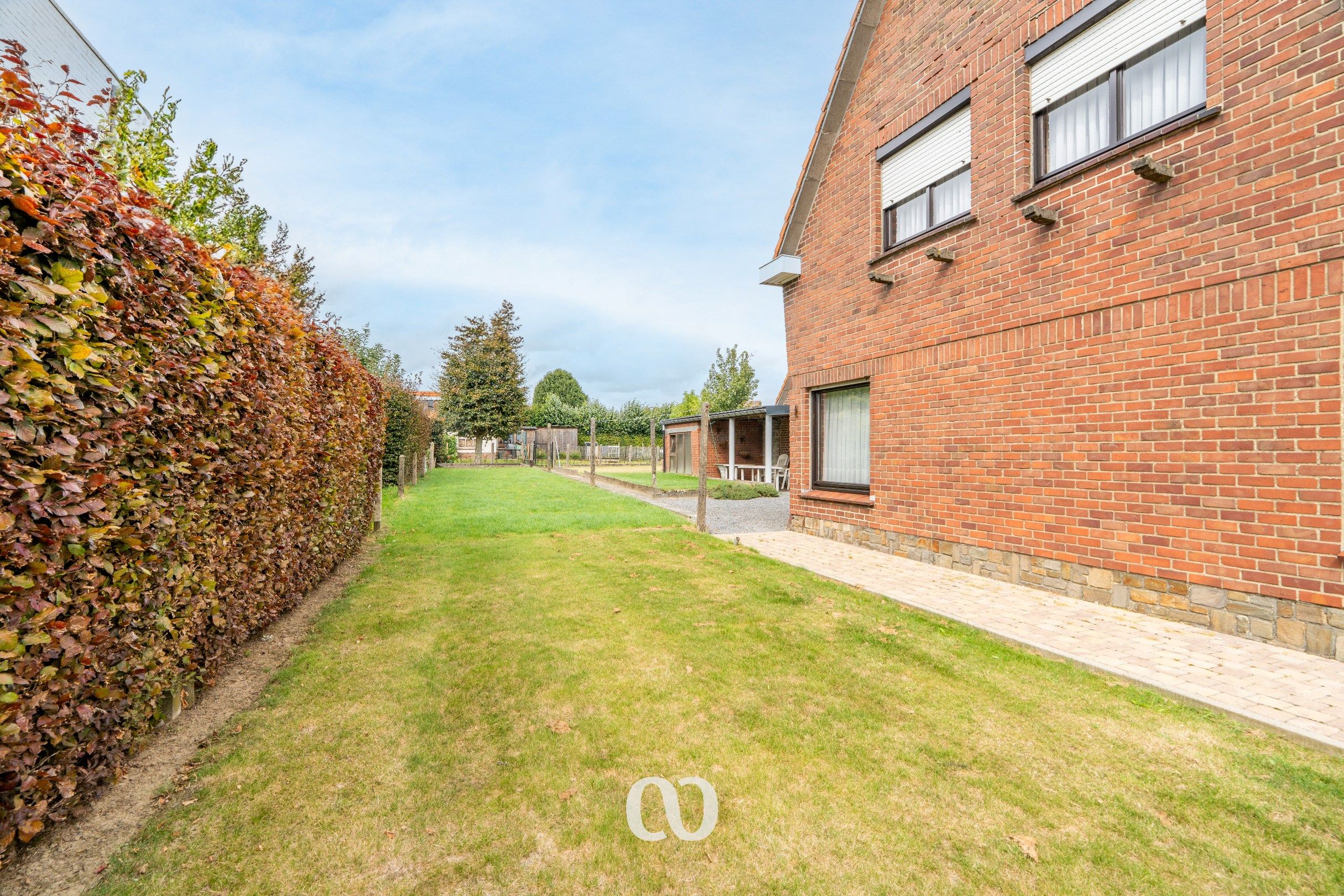 Alleenstaande woning met tuin en prachtig uitzicht in Huise foto 12