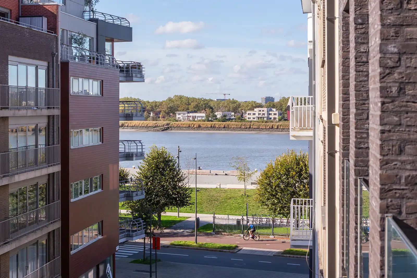 Luxueus en gemeubeld appartement met twee terrassen en parking op het Zuid foto 15
