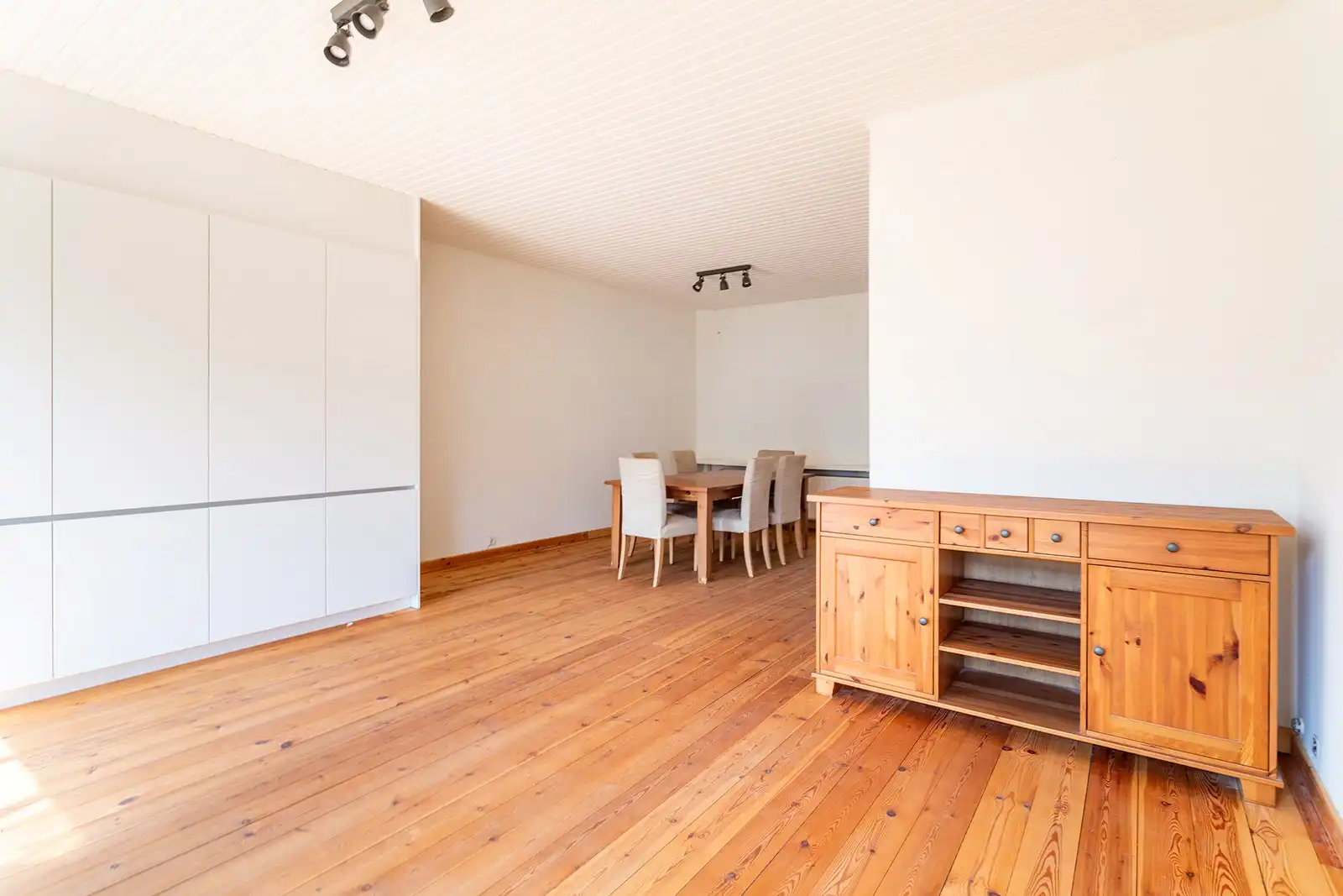 Lichtrijke bel-etagewoning met dubbele garage en ruime tuin foto 17