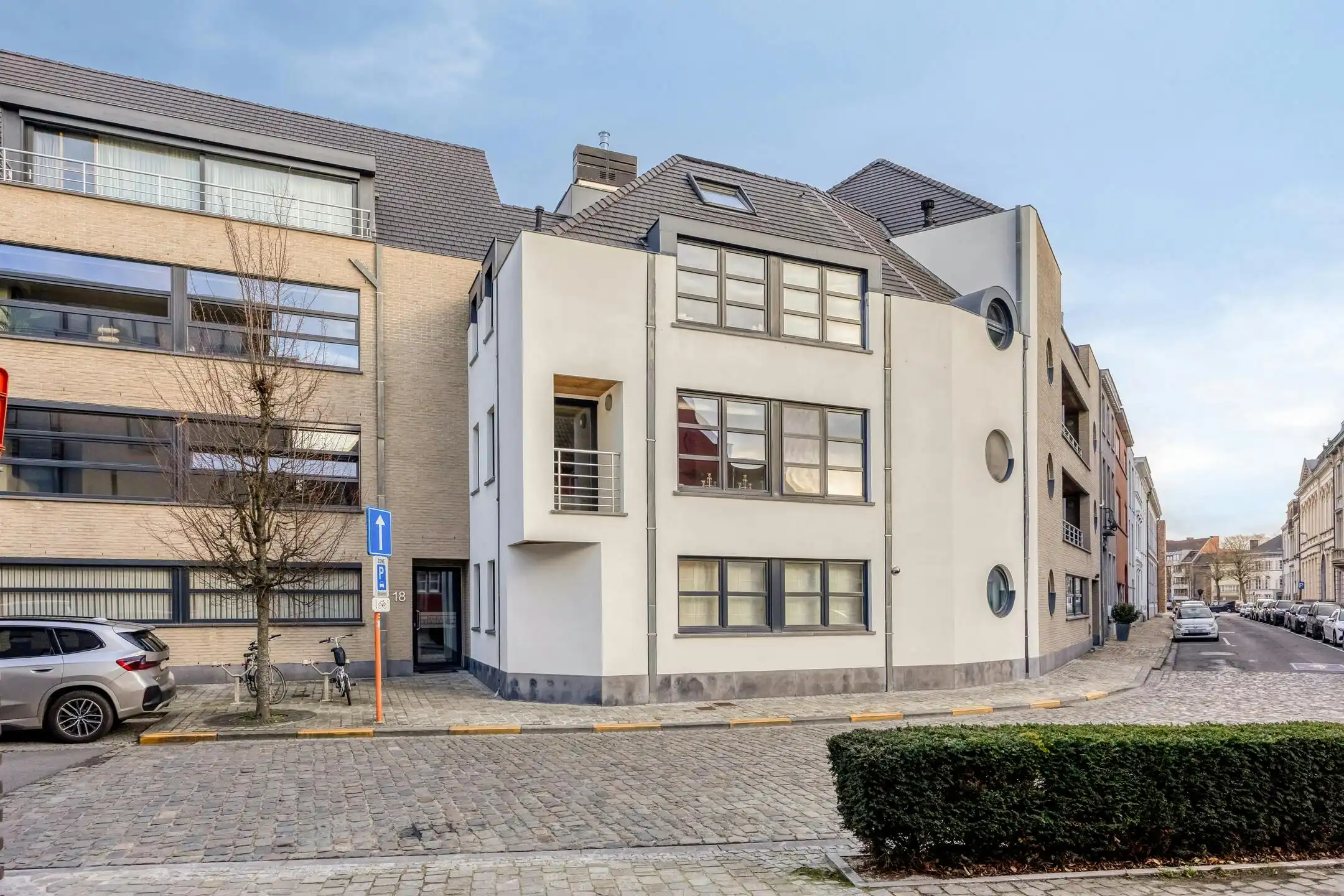 Ruim woonappartement met 3 slaapkamers aan het Begijnhof te koop!  foto {{pictureIndex}}