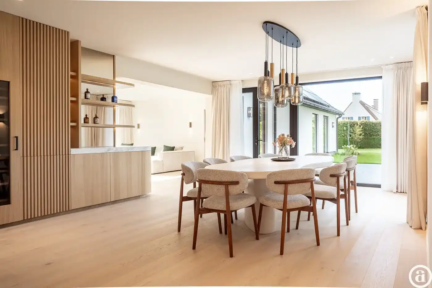 Gerenoveerde villa met 5 slaapkamers gelegen in een rustige residentiële omgeving  foto 2