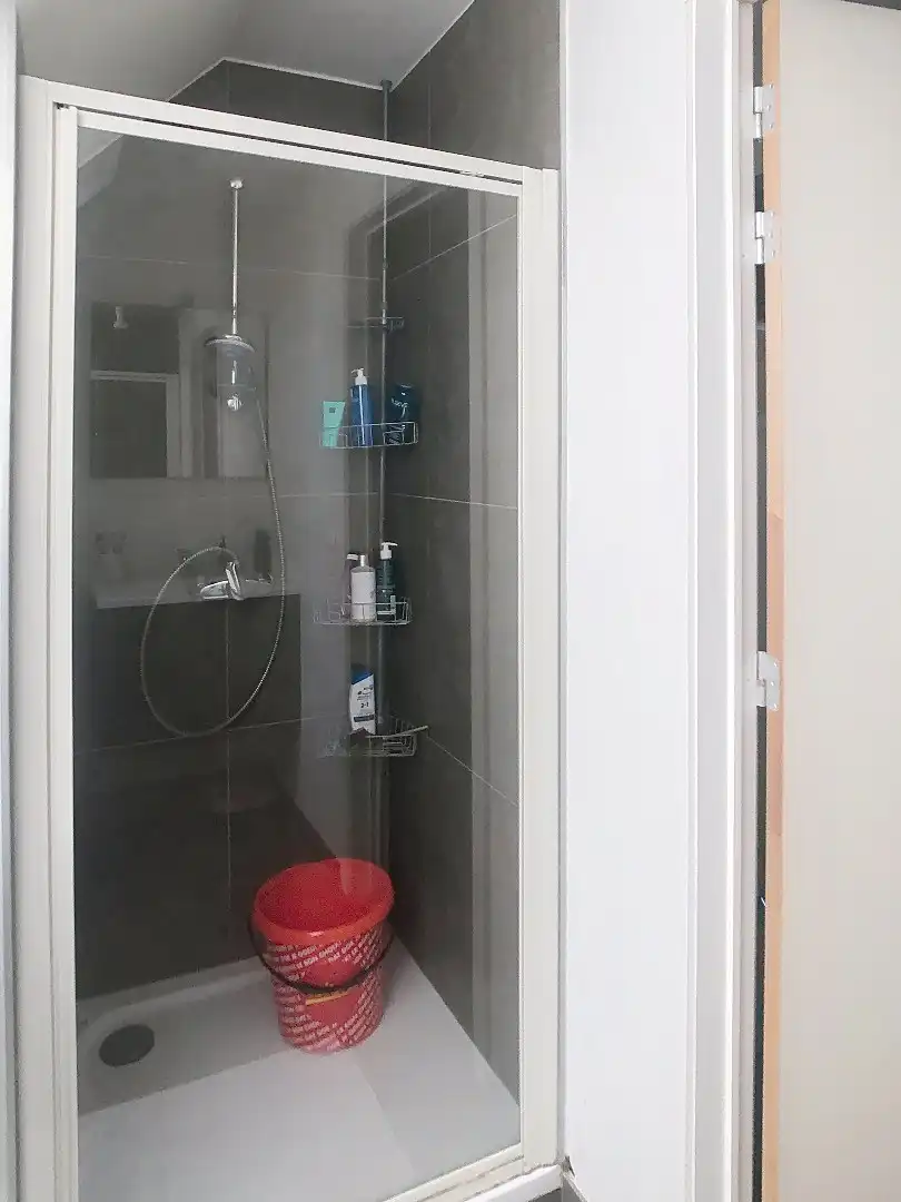 Zeer verzorgd duplex-appartement in centrum Westrozebeke, met tuintje, terras en carport foto 9