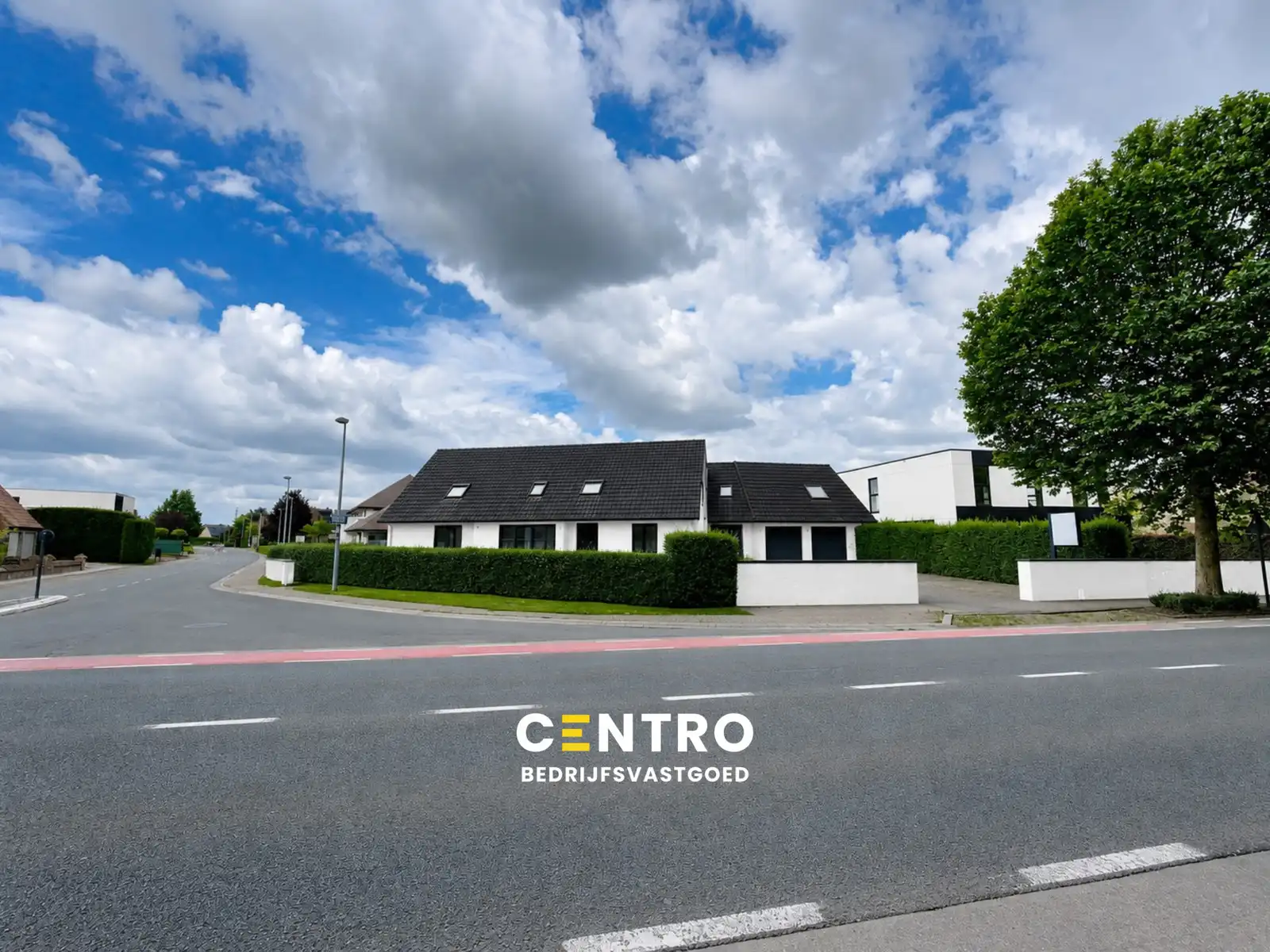 Ruim (430m²), multifunctioneel pand (bewoning, kantoor, praktijk, horeca, ...)  op ZICHTLOCATIE langs invalsweg Roeselare (vlakbij de ring R32). foto {{pictureIndex}}