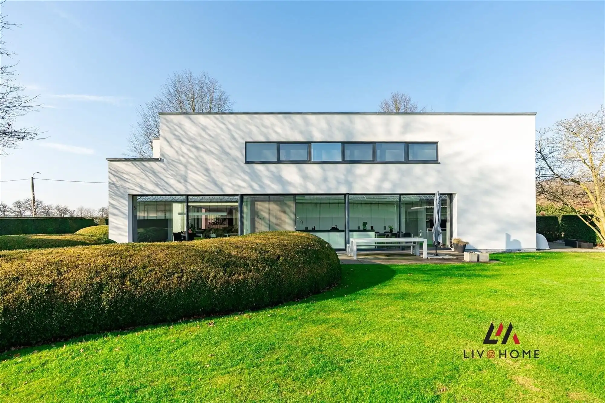 Moderne landbouwwoning met serre en loods op +/- 2  ha foto {{pictureIndex}}