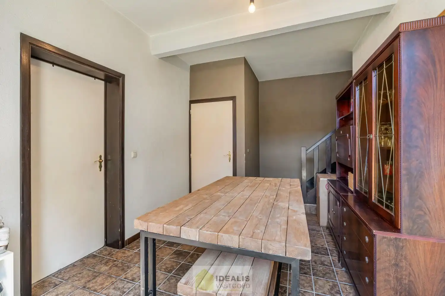 OP TE FRISSEN GEZINSWONING MET LICHTRIJKE LEEFRUIMTE EN AANSLUITEND RUIME KEUKEN, BERGING, BADKAMER VOORZIEN VAN DOUCHE EN BAD EN 3 SLAAPKAMERS OP EEN PERCEEL VAN 5A 37A - Deze woning omvat +-158m² bewoonbare oppervlakte verdeeld over een lichtrijke woonkamer met aansluitend een ruime keuken, berging, badkamer voorzien van douche en bad en 3 slaapkamers. De woning is gelegen op een aangenaam perceel van 5a 37ca vlakbij het centrum van Opitter (Bree), op fietsafstand van winkels, horeca en scholen,… Zeer geschikt voor kandidaten op zoek naar een op te frissen woning met karakter die ruimte en rust biedt doch dicht bij allerlei faciliteiten is gelegen. foto 5