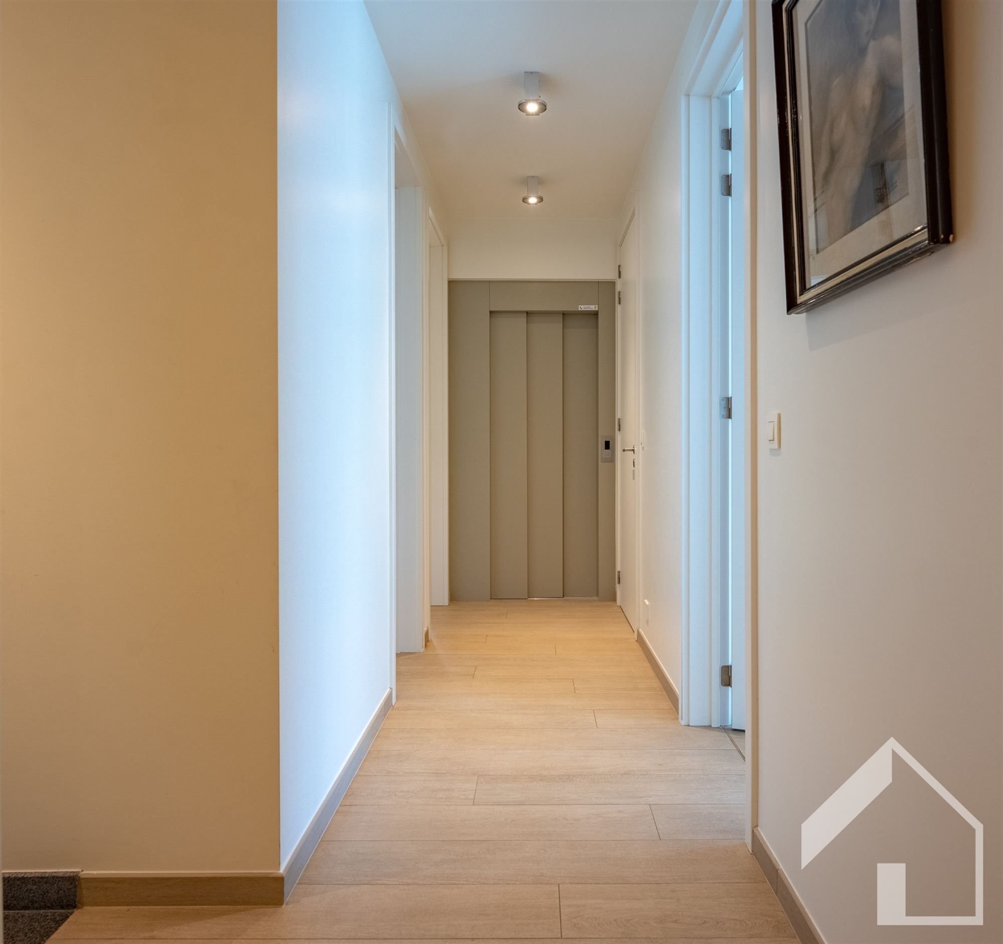 Energiezuinige woning met lift, tuin, oprit en inpandige garage foto 12