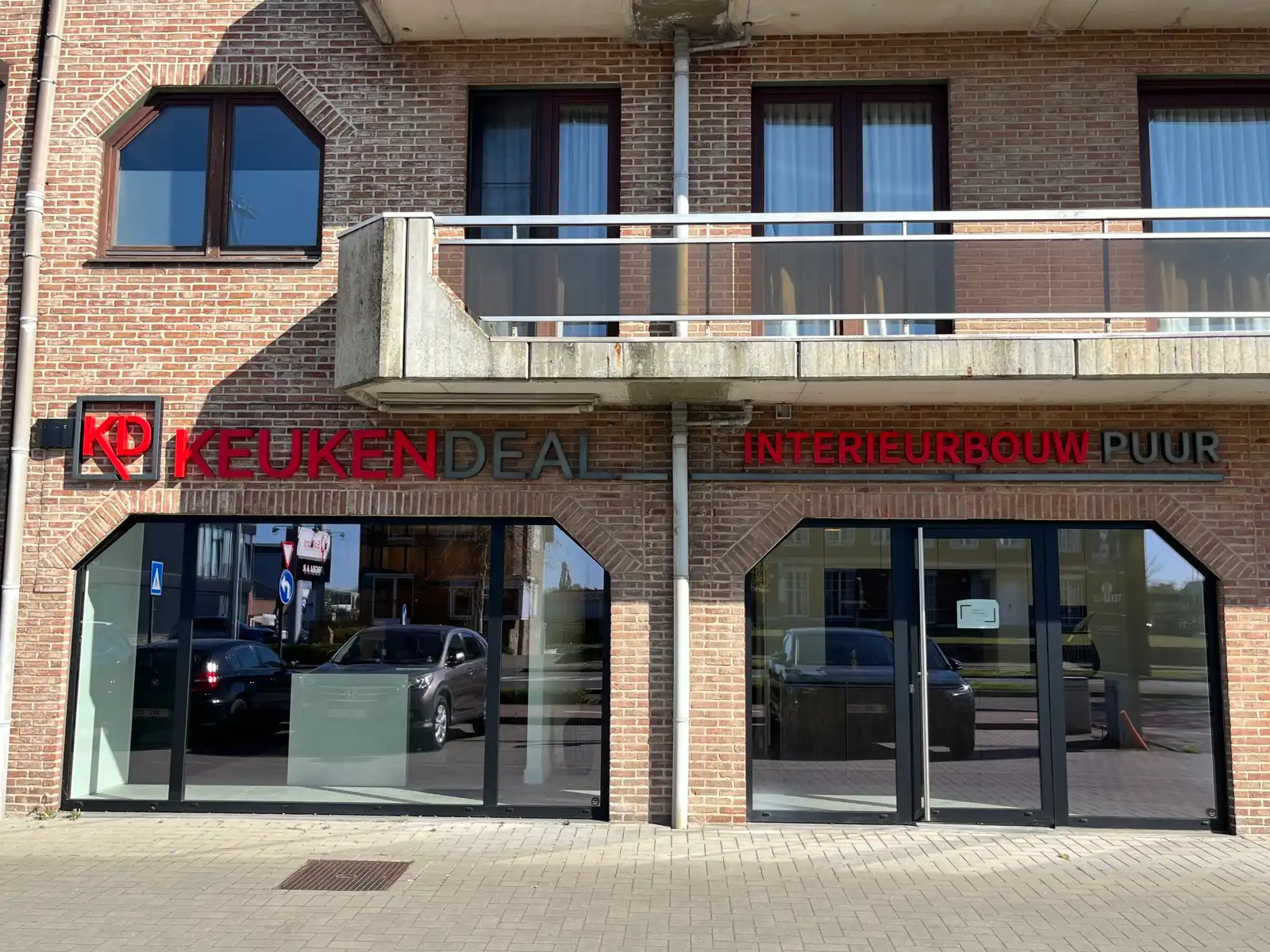Winkel/showroom met topzichtbaarheid in Hasselt foto {{pictureIndex}}