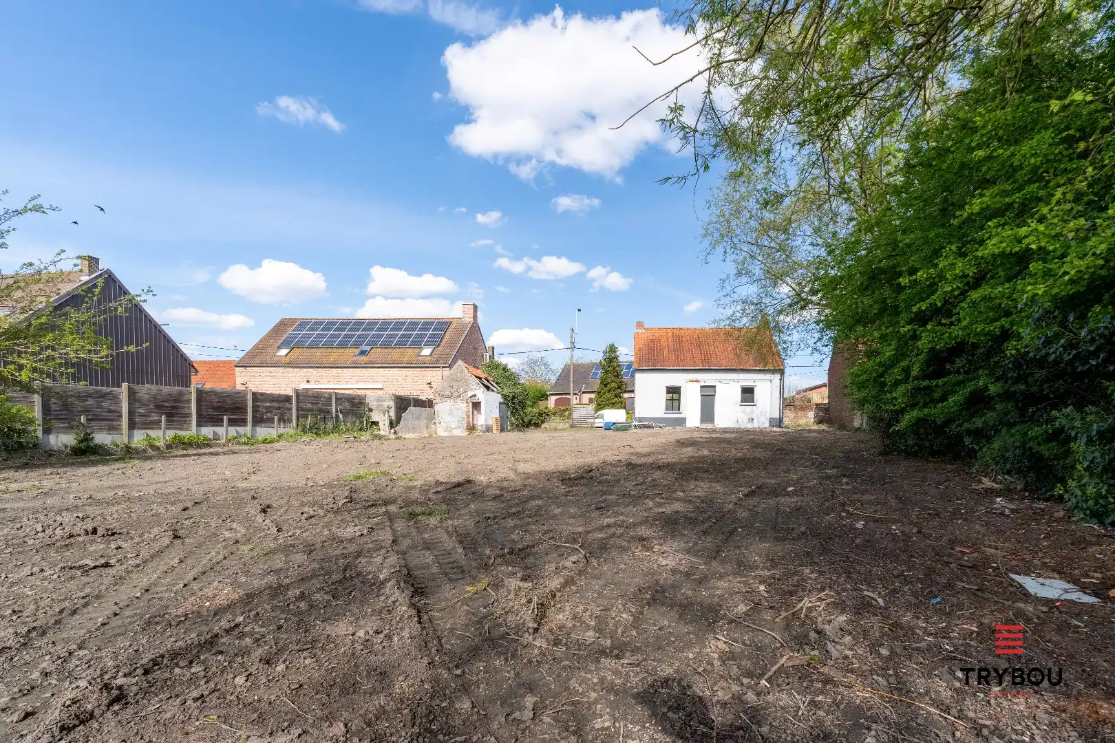 Te renoveren alleenstaande woning op een ruim perceel van 896m² in Houthulst foto 2