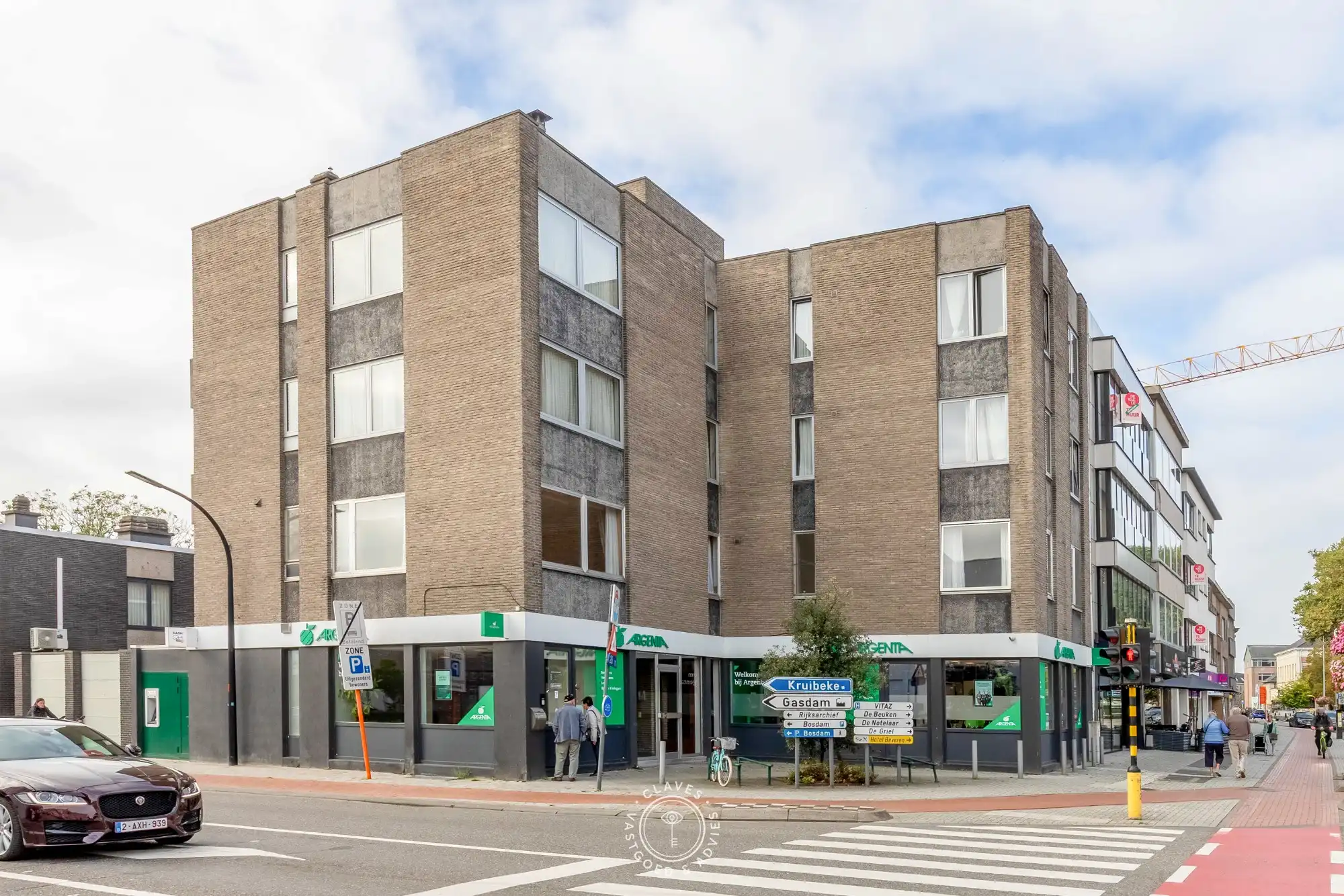 Interessante investeringseigendom in centrum Beveren met handelspand en 3 appartementen foto {{pictureIndex}}