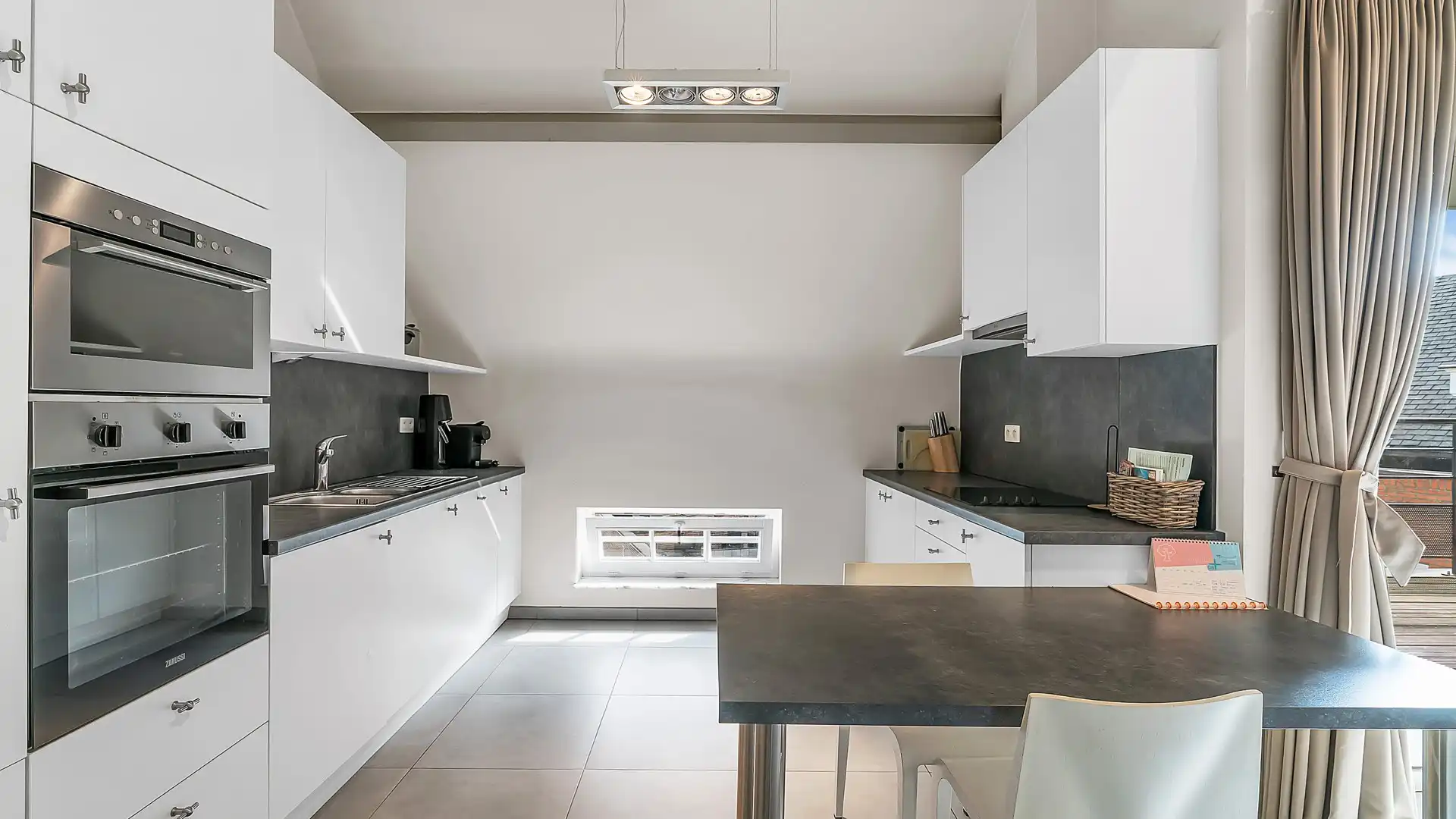Unieke loft met terras en private parking. Uitstekende ligging aan de vernieuwde Markt. foto 9