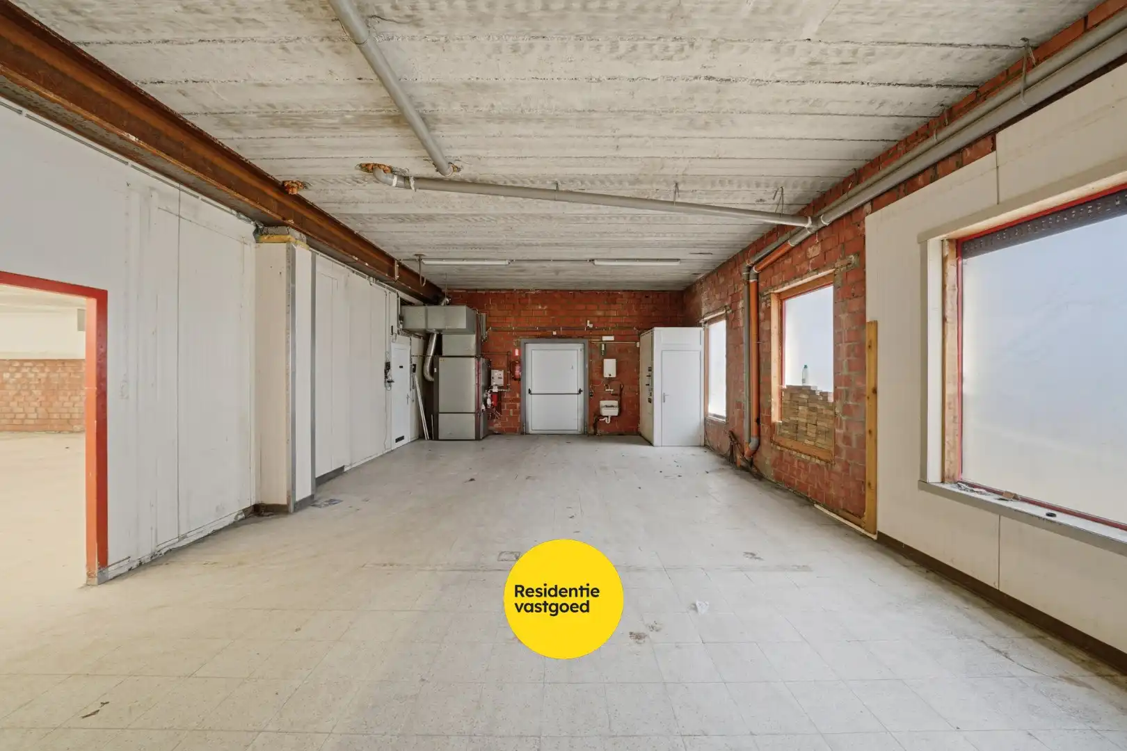 Te huur: Ruim handelspand met uitstekende visibiliteit in het centrum van Torhout foto 16