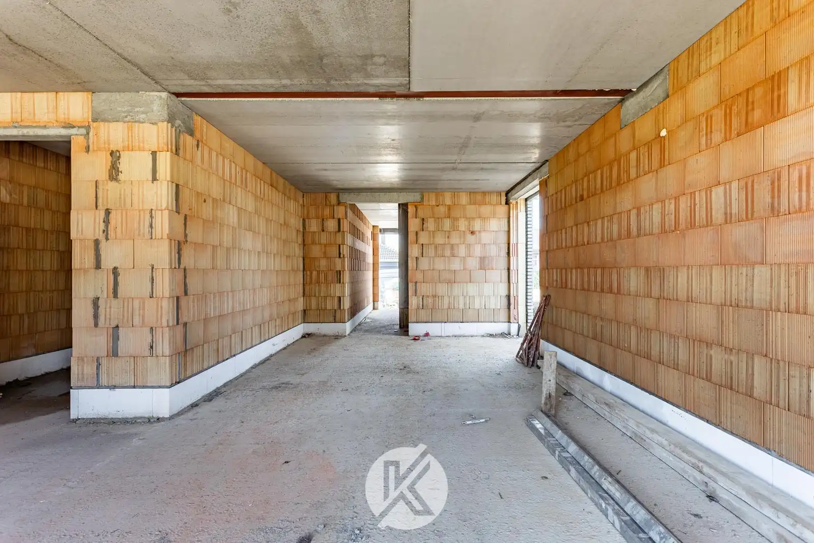 Strakke halfopen nieuwbouwwoning met potentieel foto 6