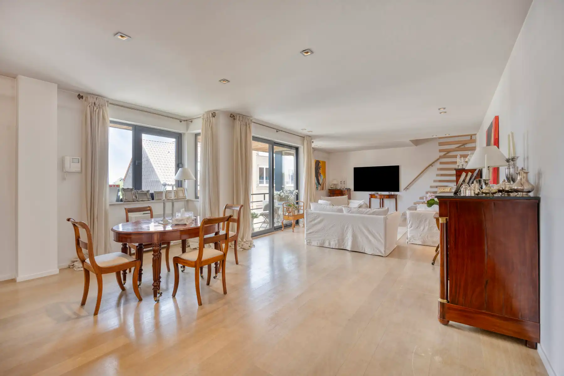Luxueus en ruim 4 slaapkamerappartement op centrale ligging foto 2