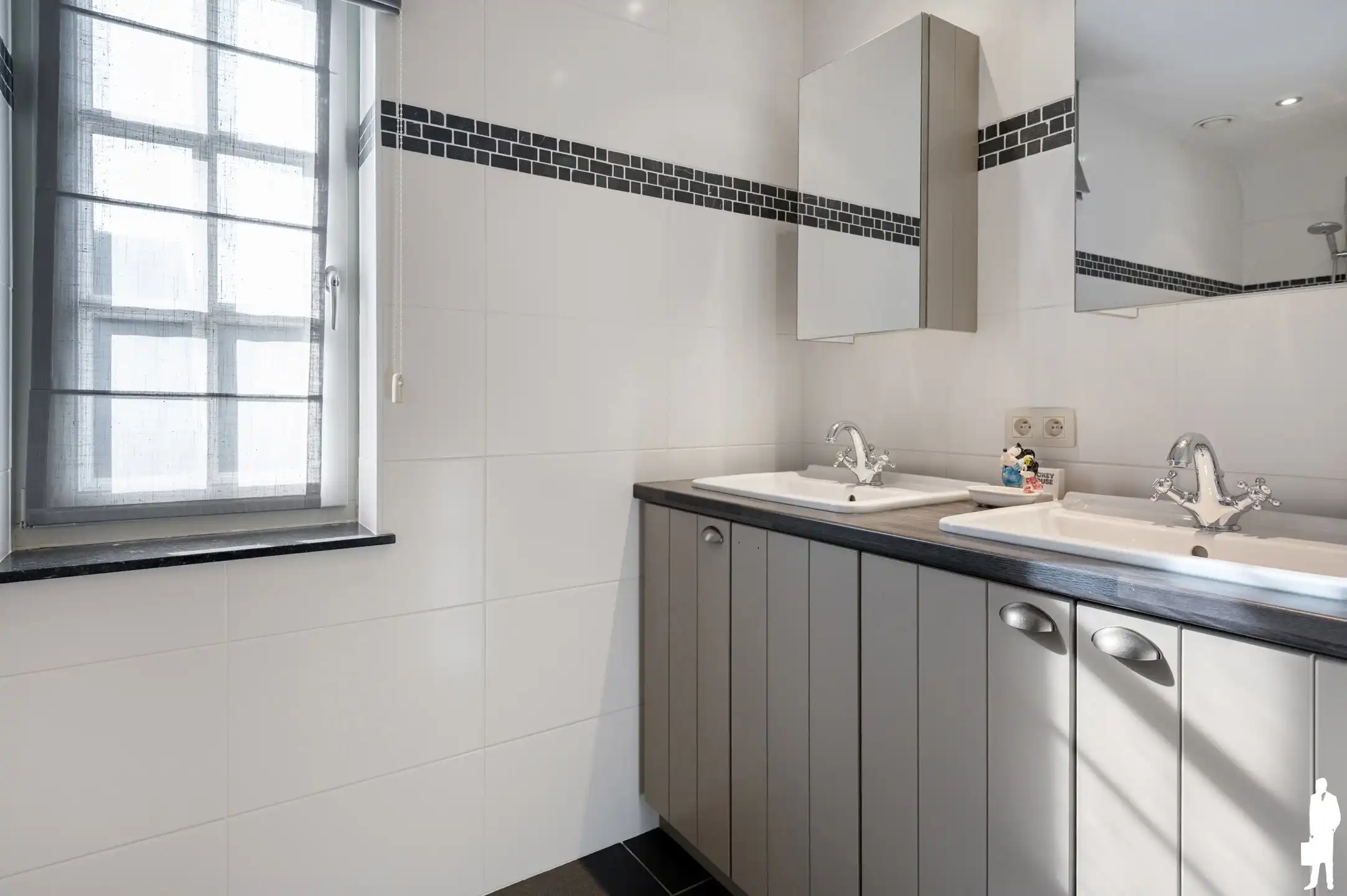 Exclusief karaktervolle villa met 4 slaapkamers, praktijkruimte, zwembad en aangelegde tuin nabij het centrum van Essen foto 17