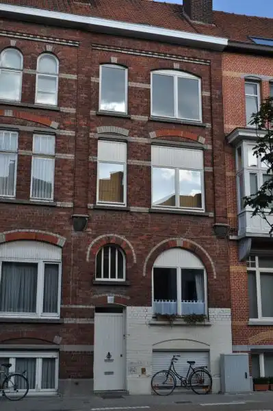Een charmante gesloten bebouwing met gezellige tuin. Ideaal voor wie centraal wil wonen! foto 2