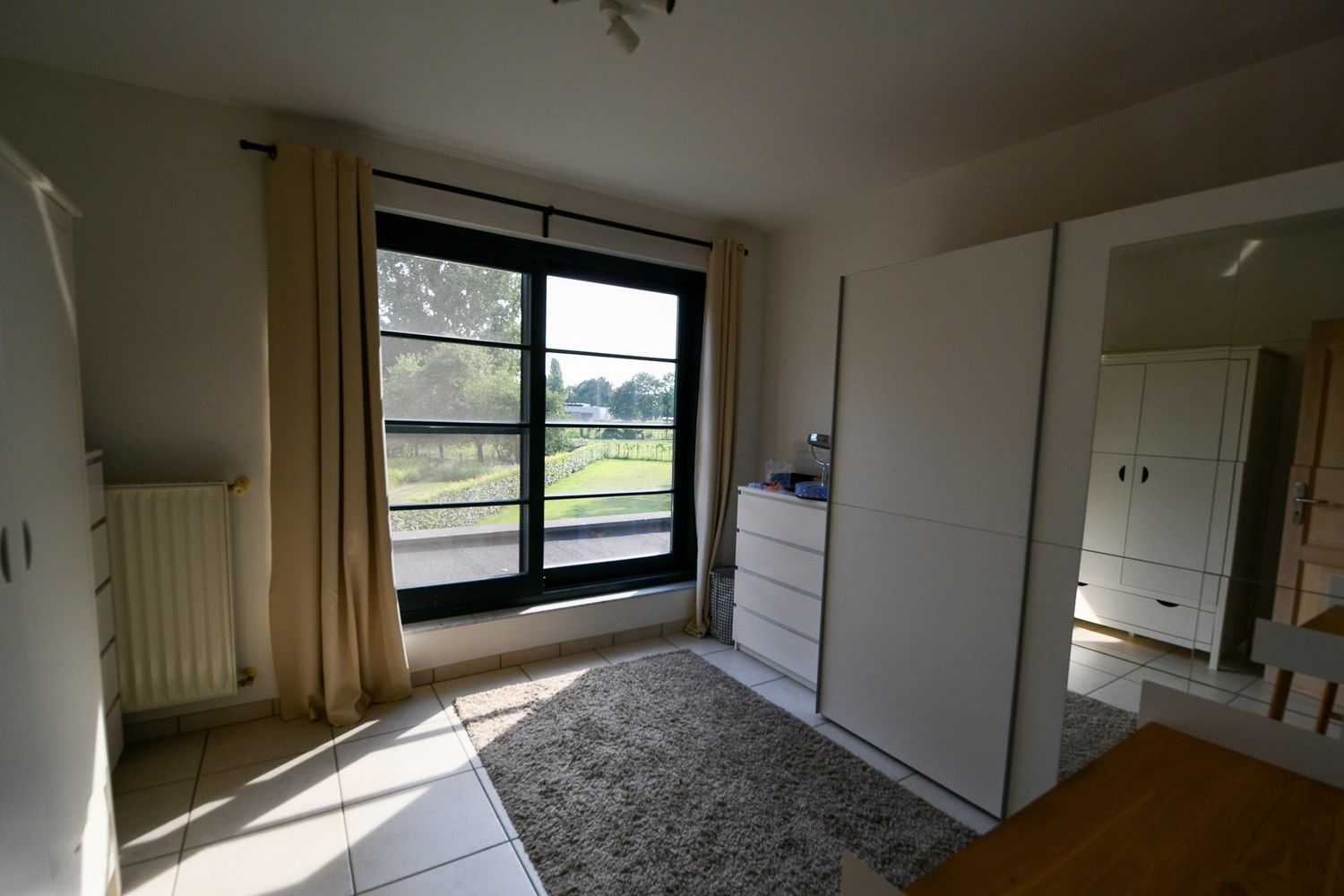 Ruime modernistische woning met grote tuin en garagegebouw foto 18