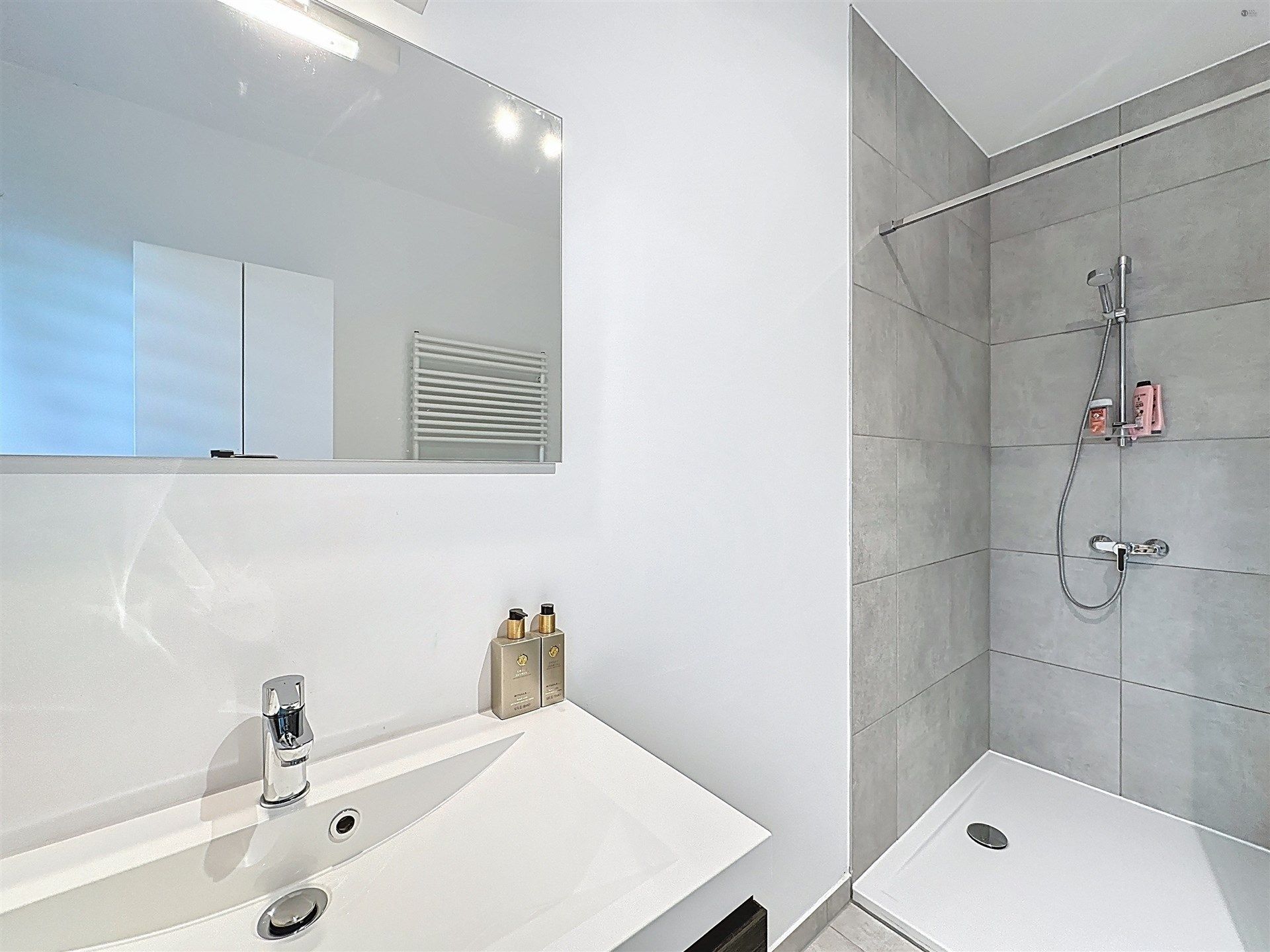 Recent en energiezuinig (A-label) appartement met groot overdekt terras, ondergrondse autostaanplaats en privatieve berging. foto 8