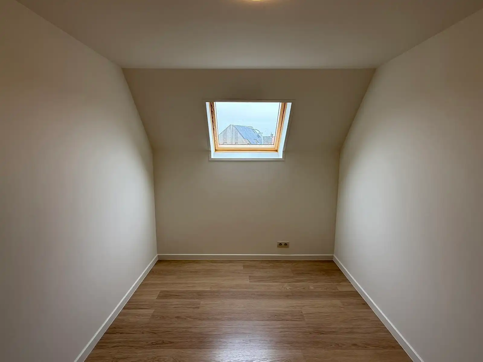 Volledig gerenoveerd, instapklaar duplex appartement met terras in het centrum van Tielt.  foto 14